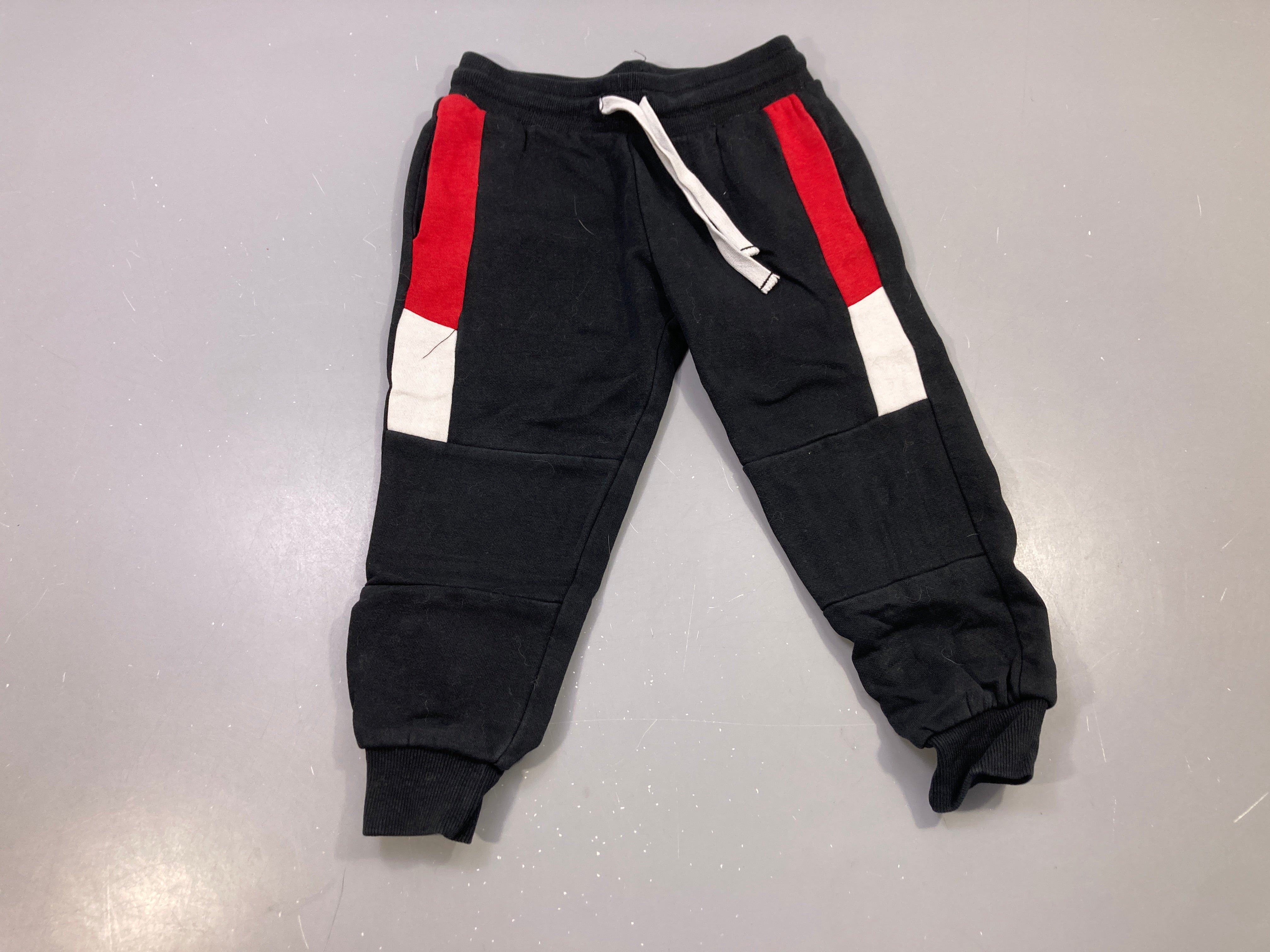 Pantalon molleton noir jogging, empiècements rouges et blancs, cordon