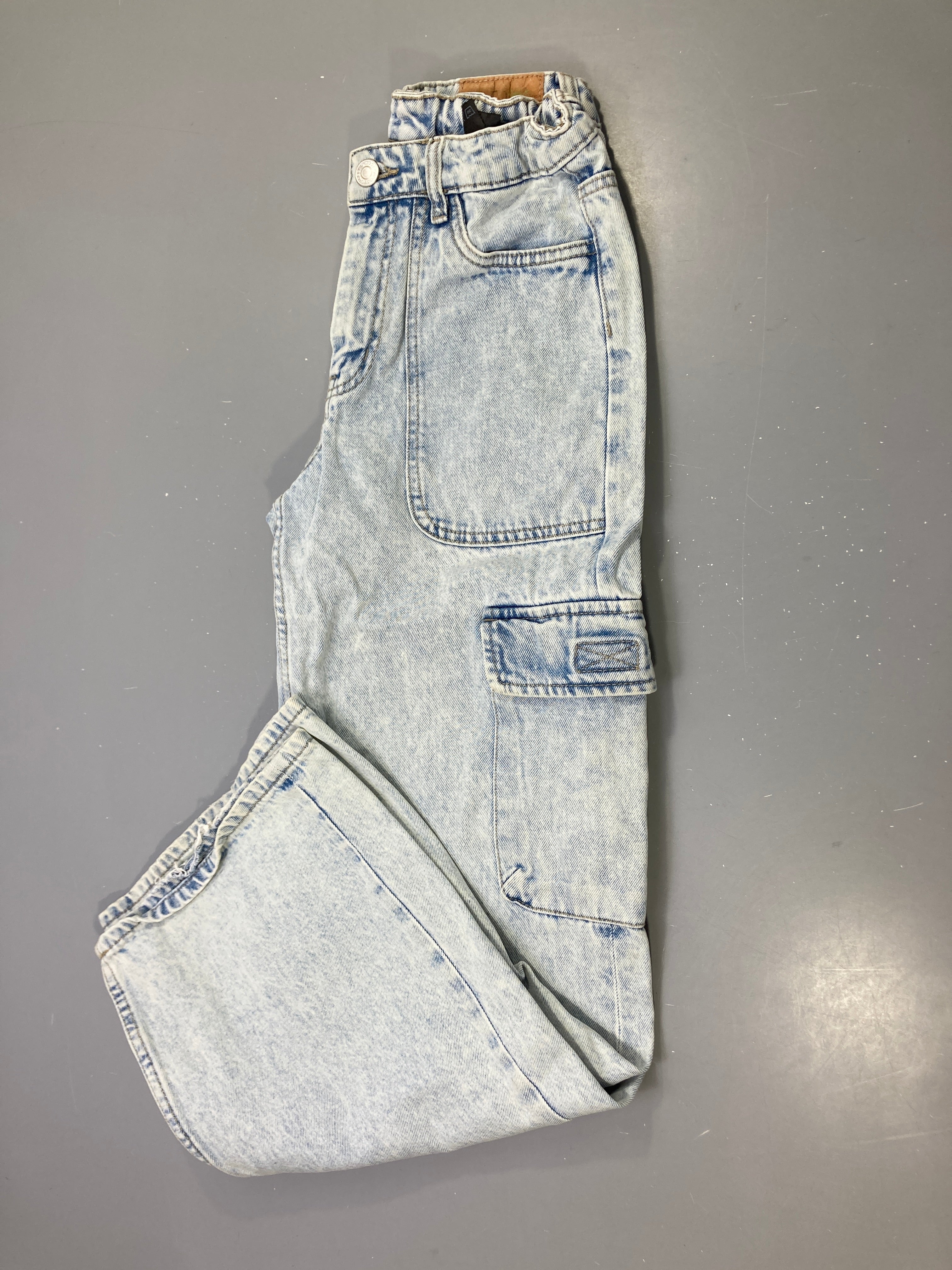 Pantalon jean bleu clair délavé cargo large