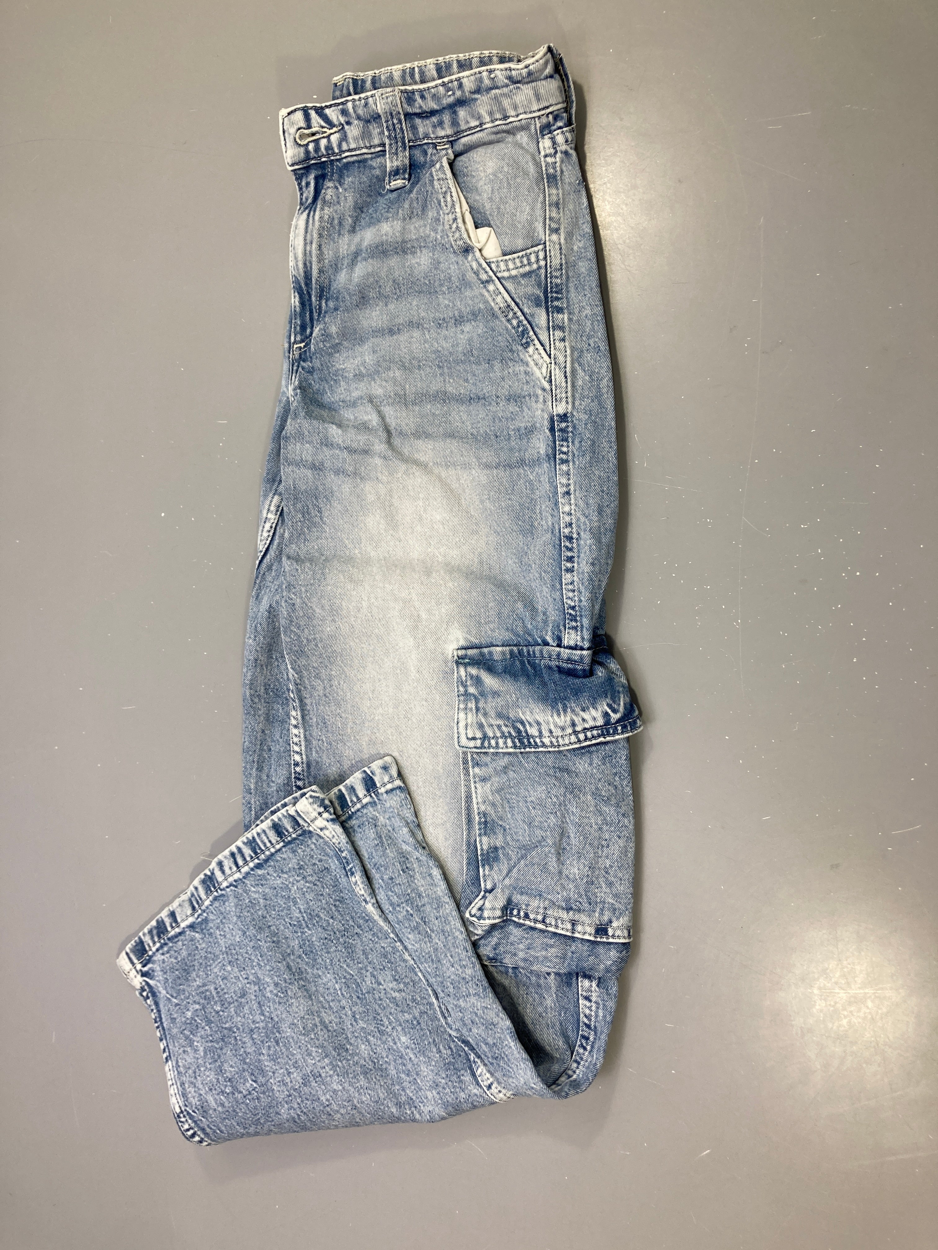 Pantalon jean bleu délavé cargo large