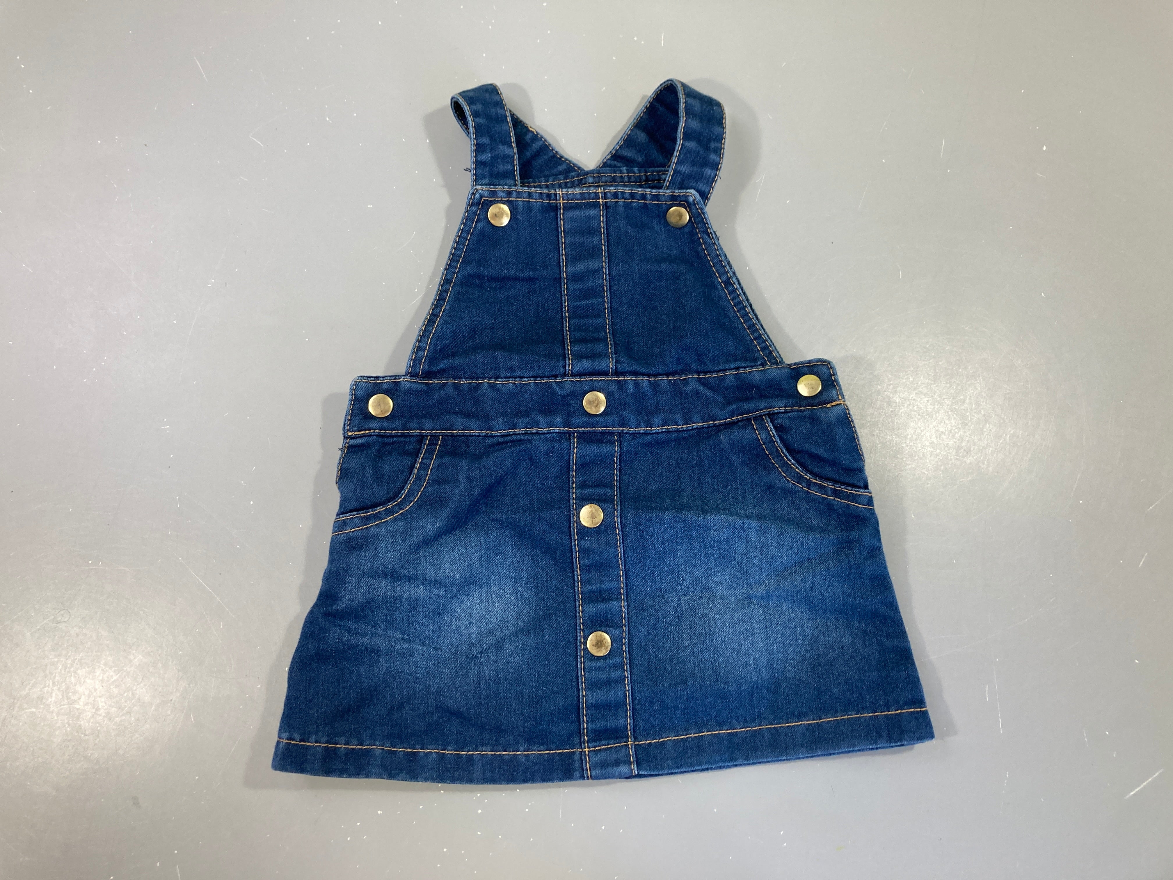 Robe salopette en jean foncé pressions dorées