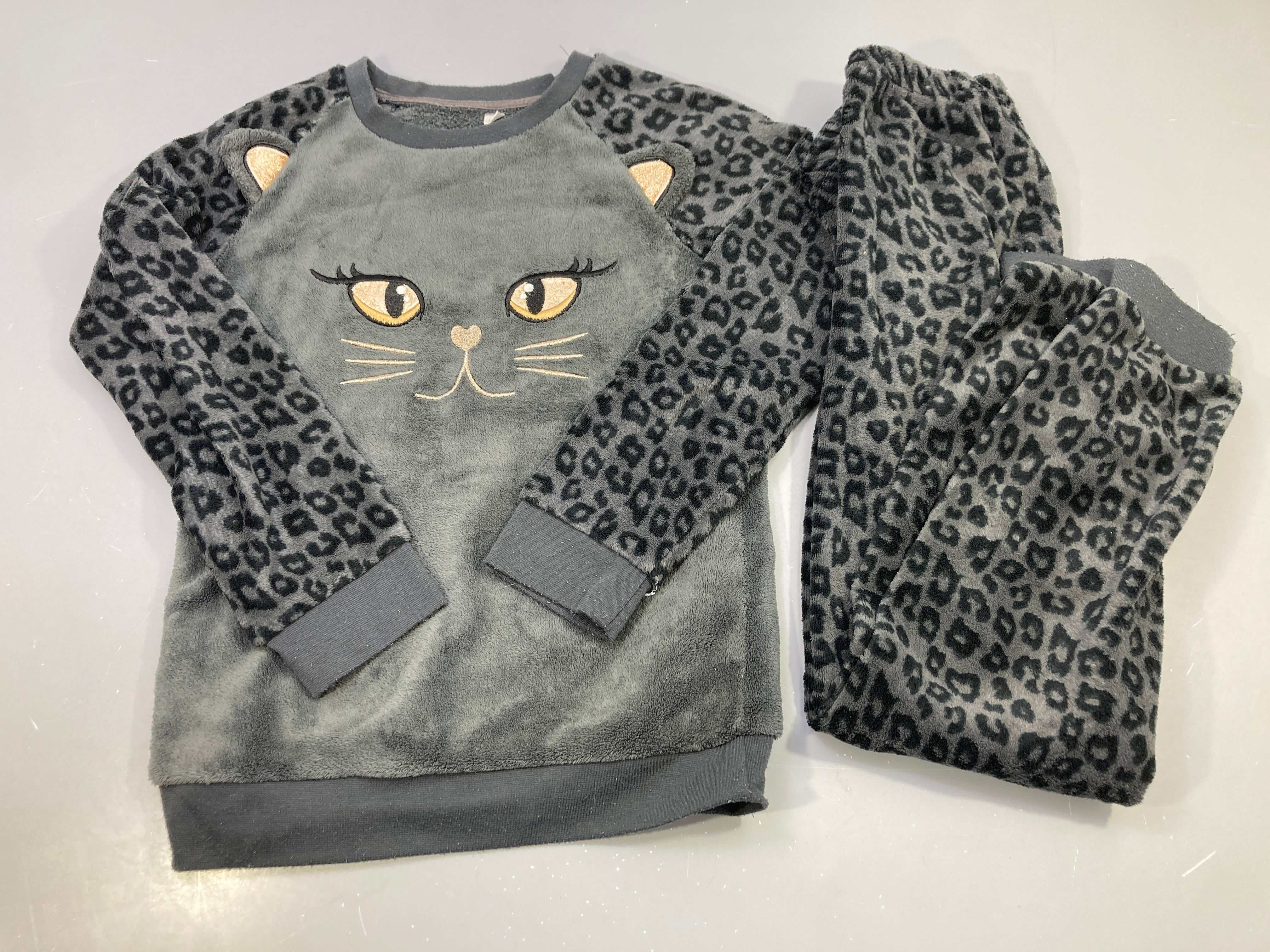 Pyjama 2pcs velours gris léopard noir, chat brodé à oreilles