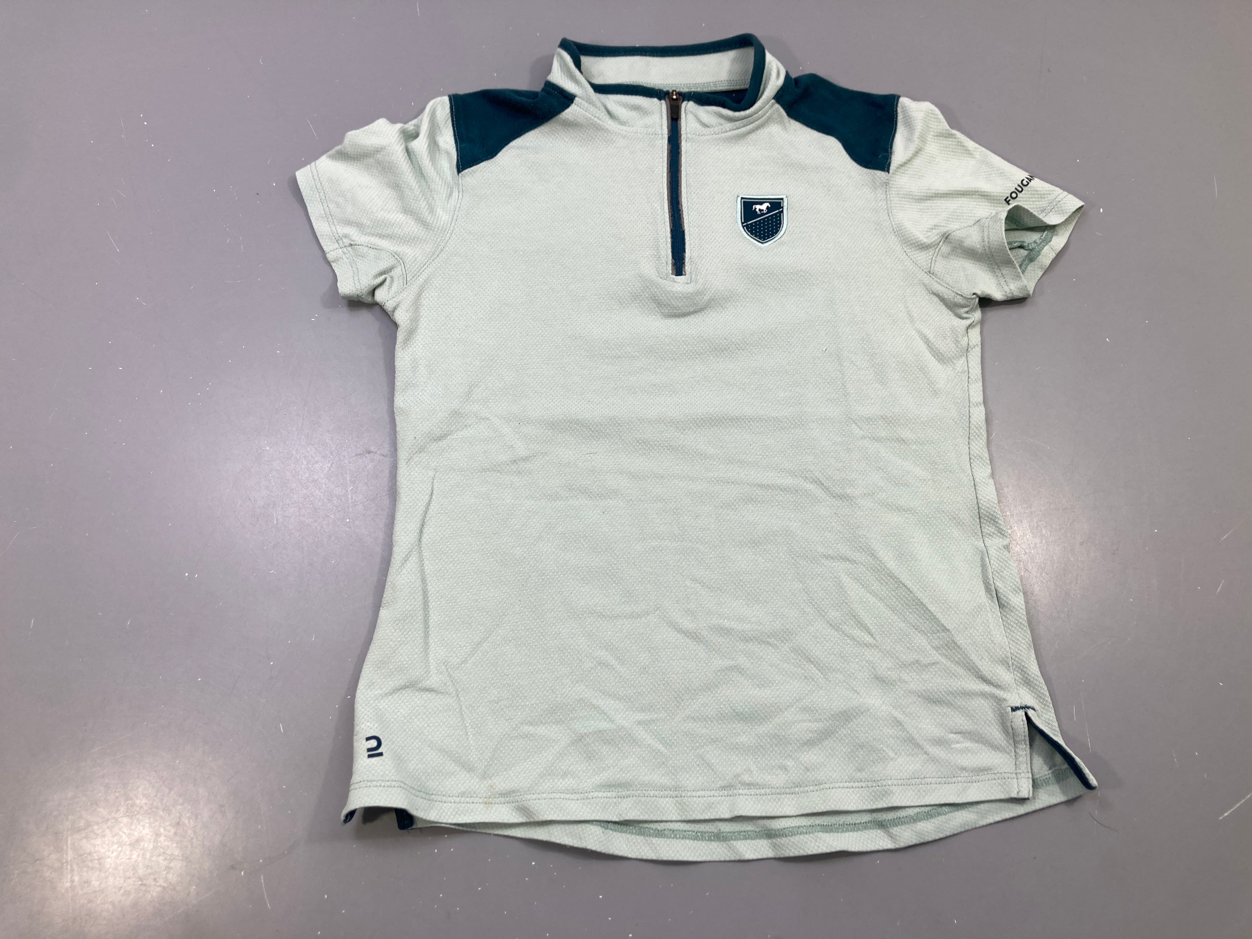 Polo m.c vert d'eau col zippé, épaules bleu canard, équitation, Fouganza