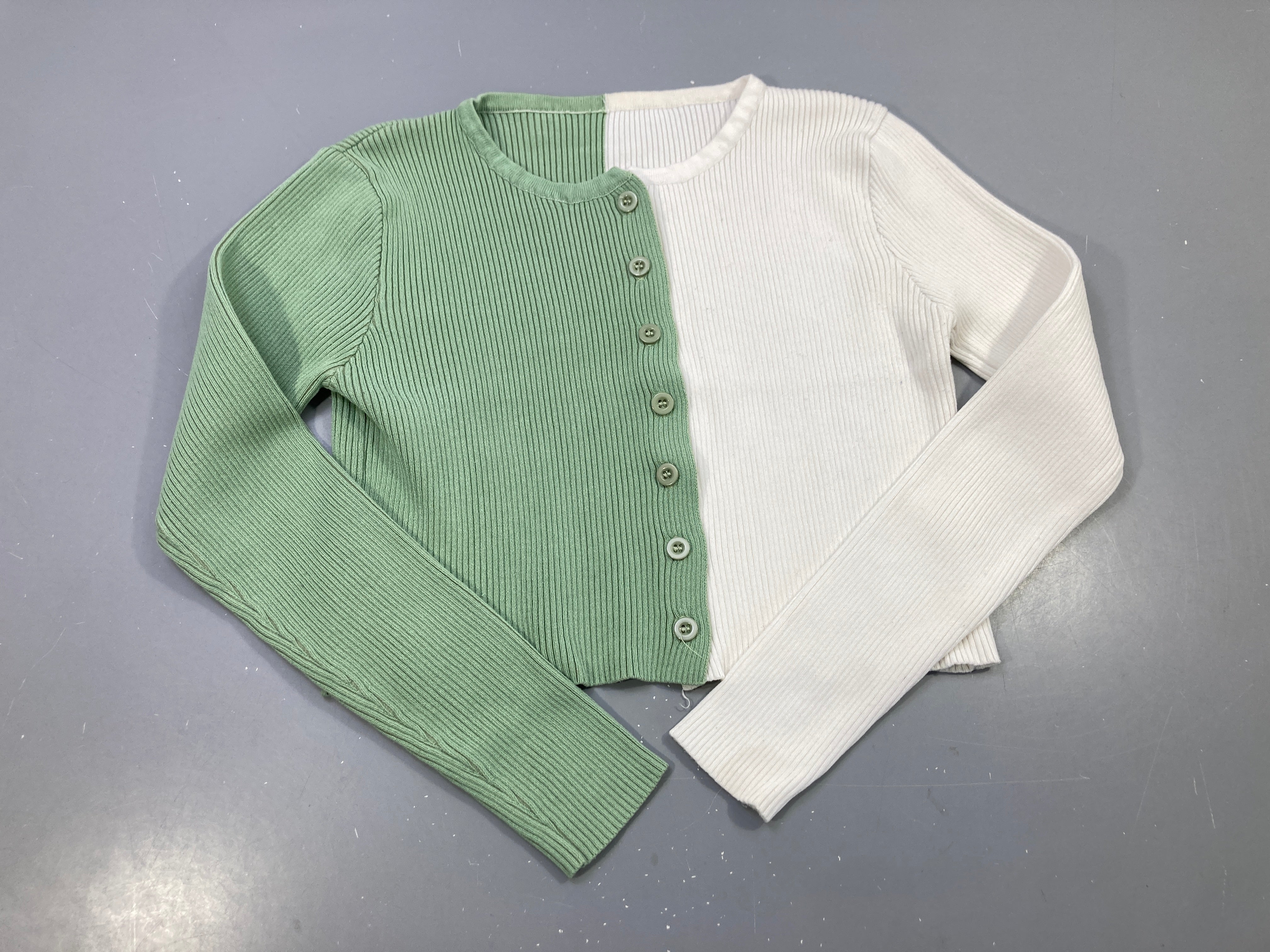 Gilet vert sauge et blanc bicolore côtelé court