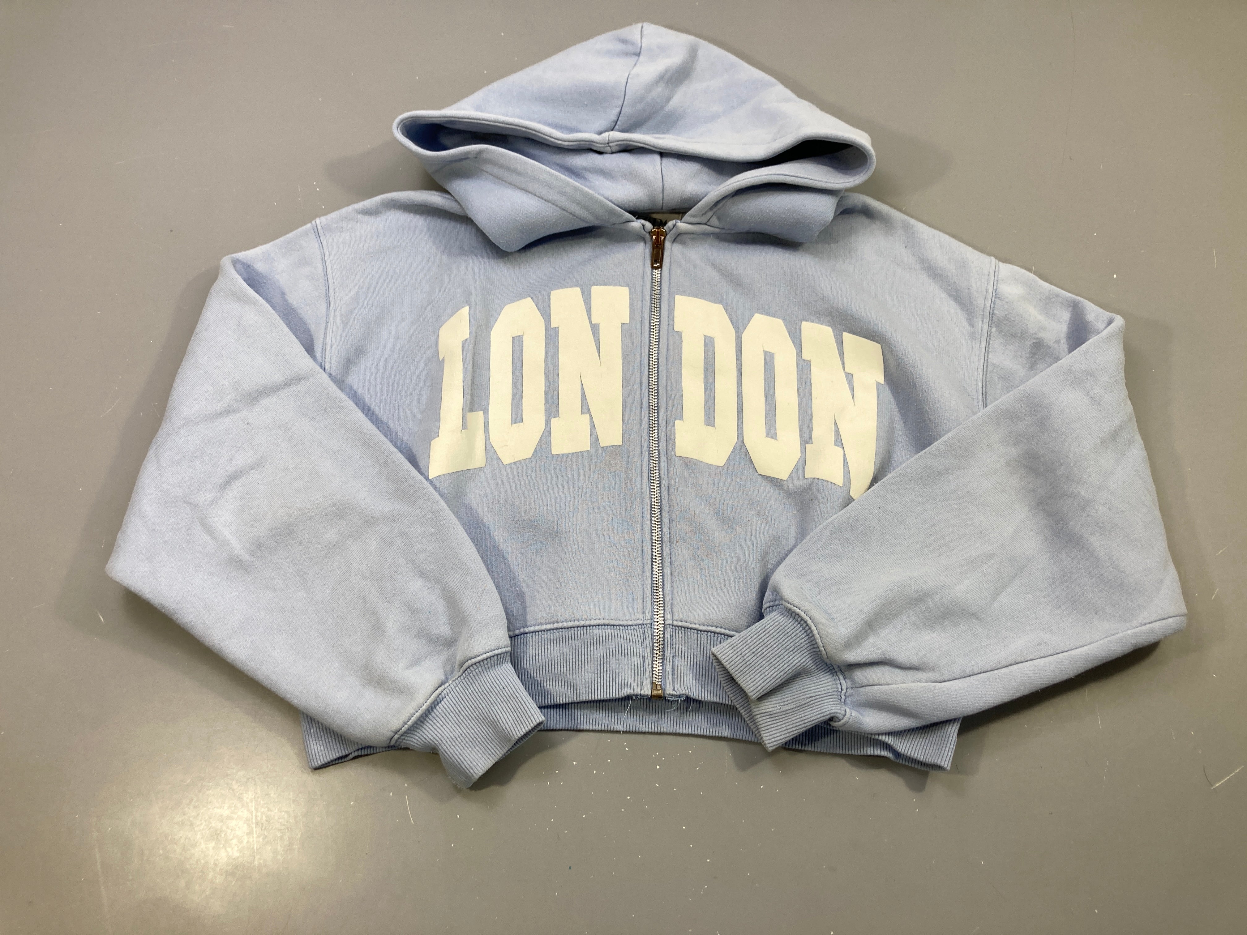 Sweat zippé capuche bleu ciel 