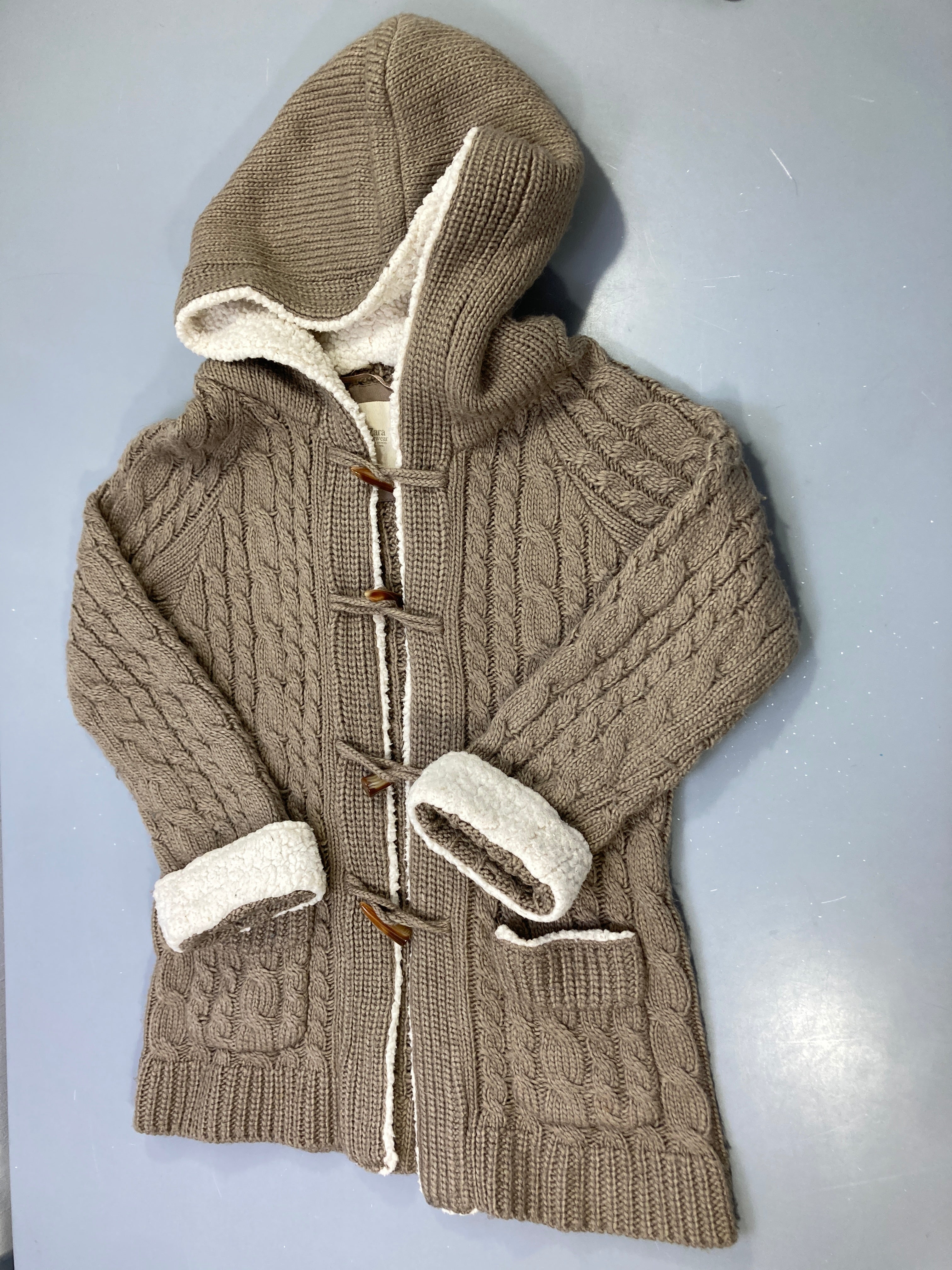 Gilet long capuche taupe torsadé, boutons duffle-coat