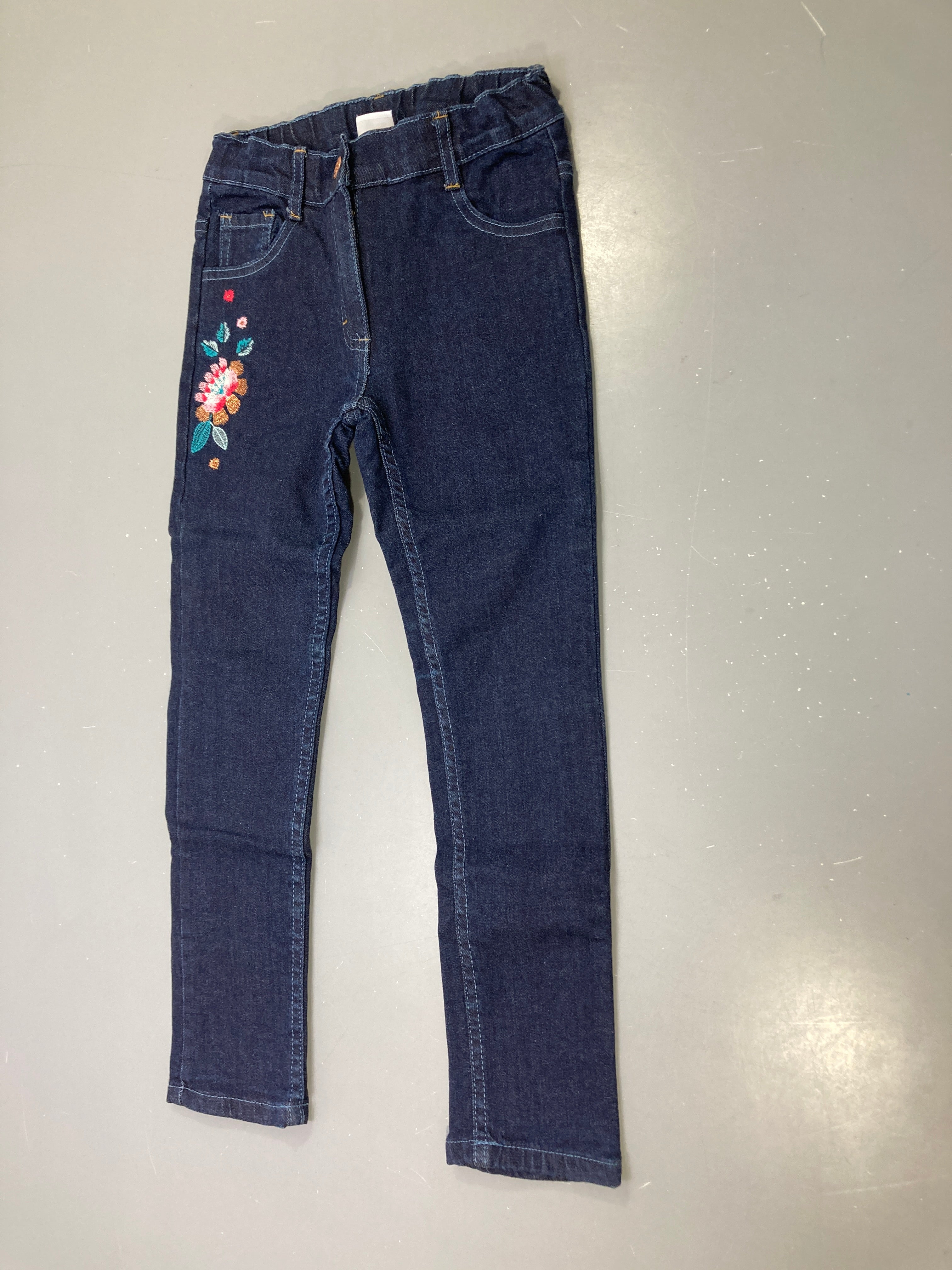 Pantalon jean bleu brut doublé, fleur brodée