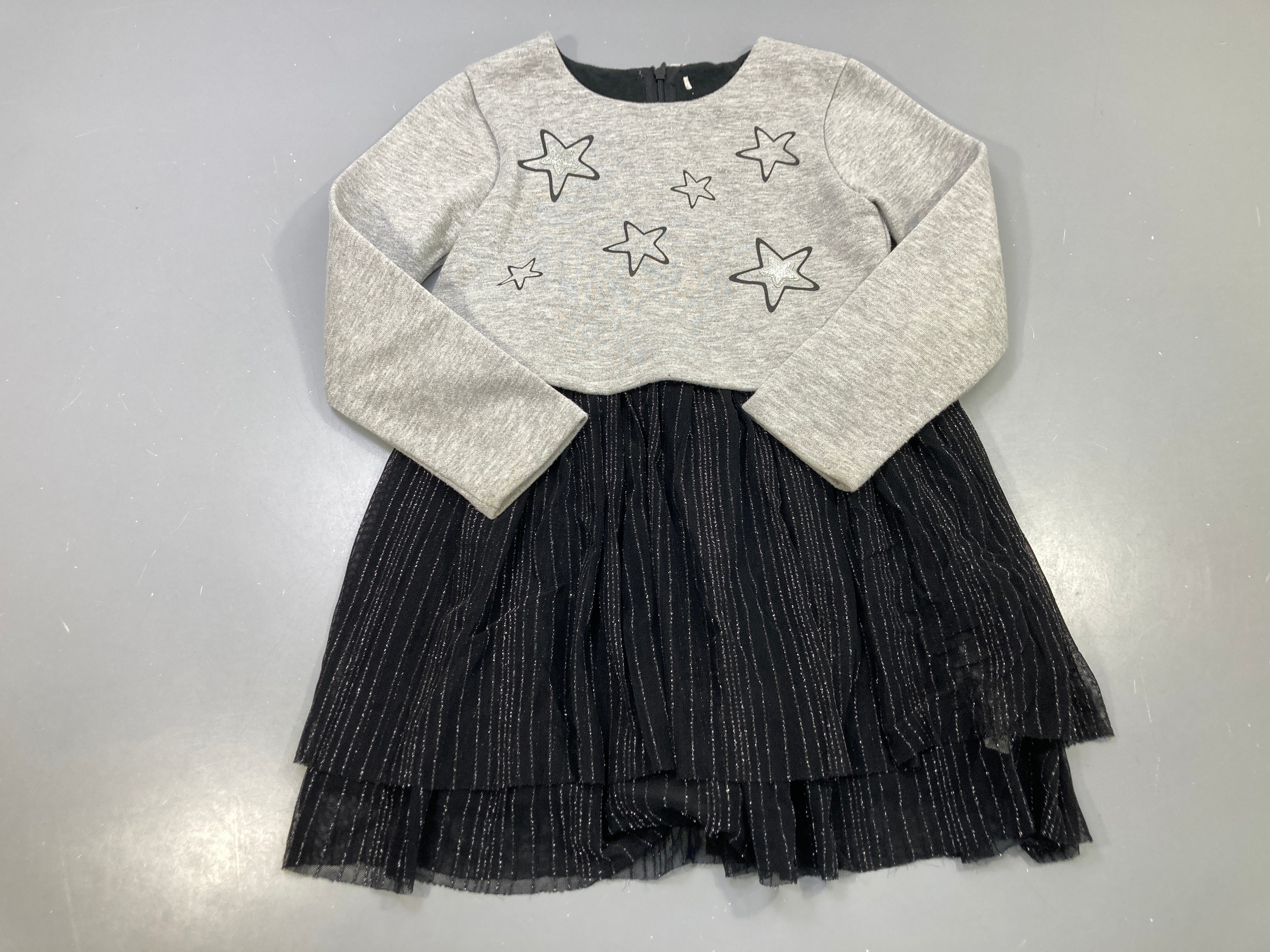 Robe m.l gris chiné étoiles, jupe tulle noire fils argentés