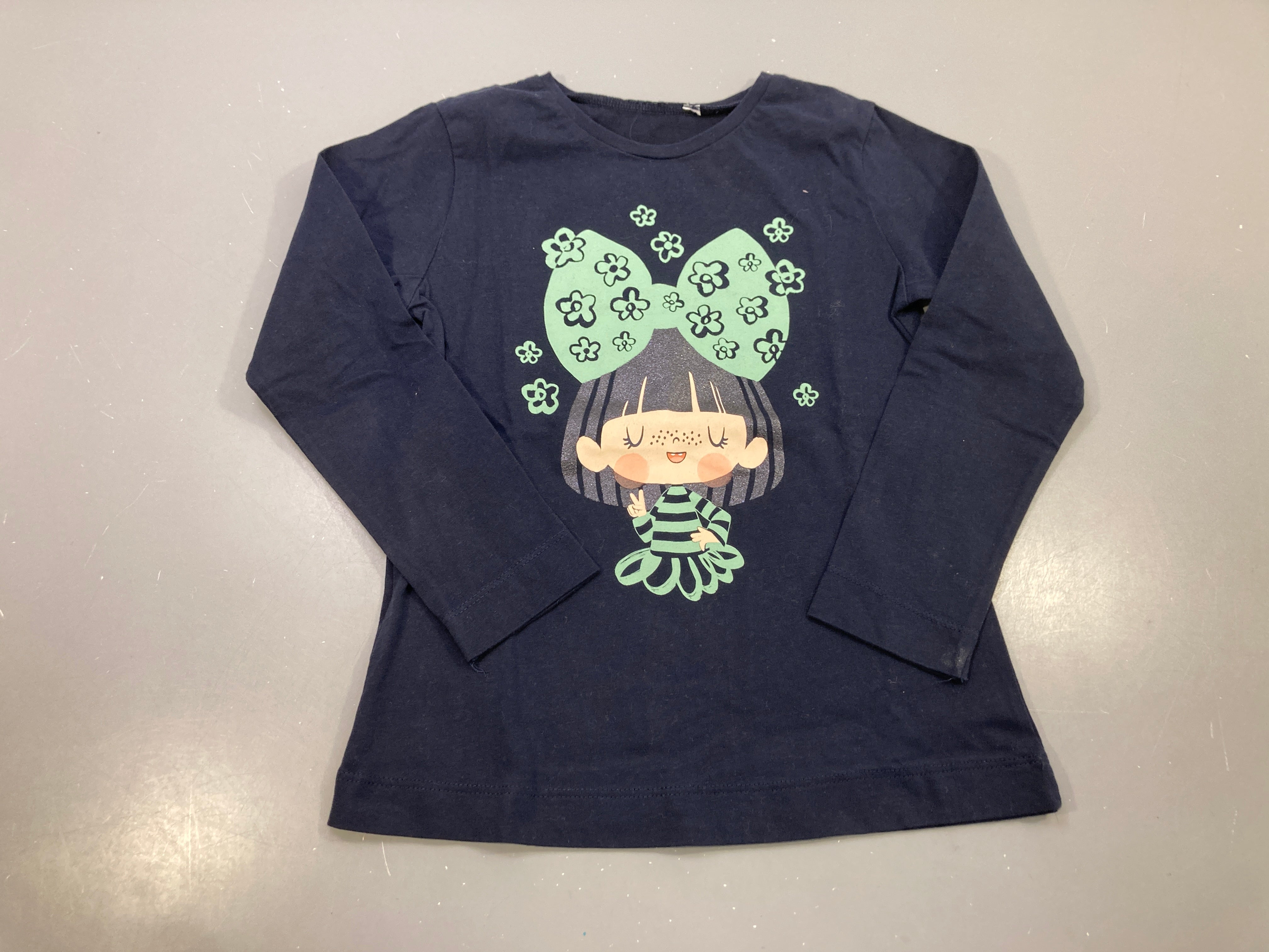 T-shirt m.l bleu marine personnage nœud vert d'eau fleurs