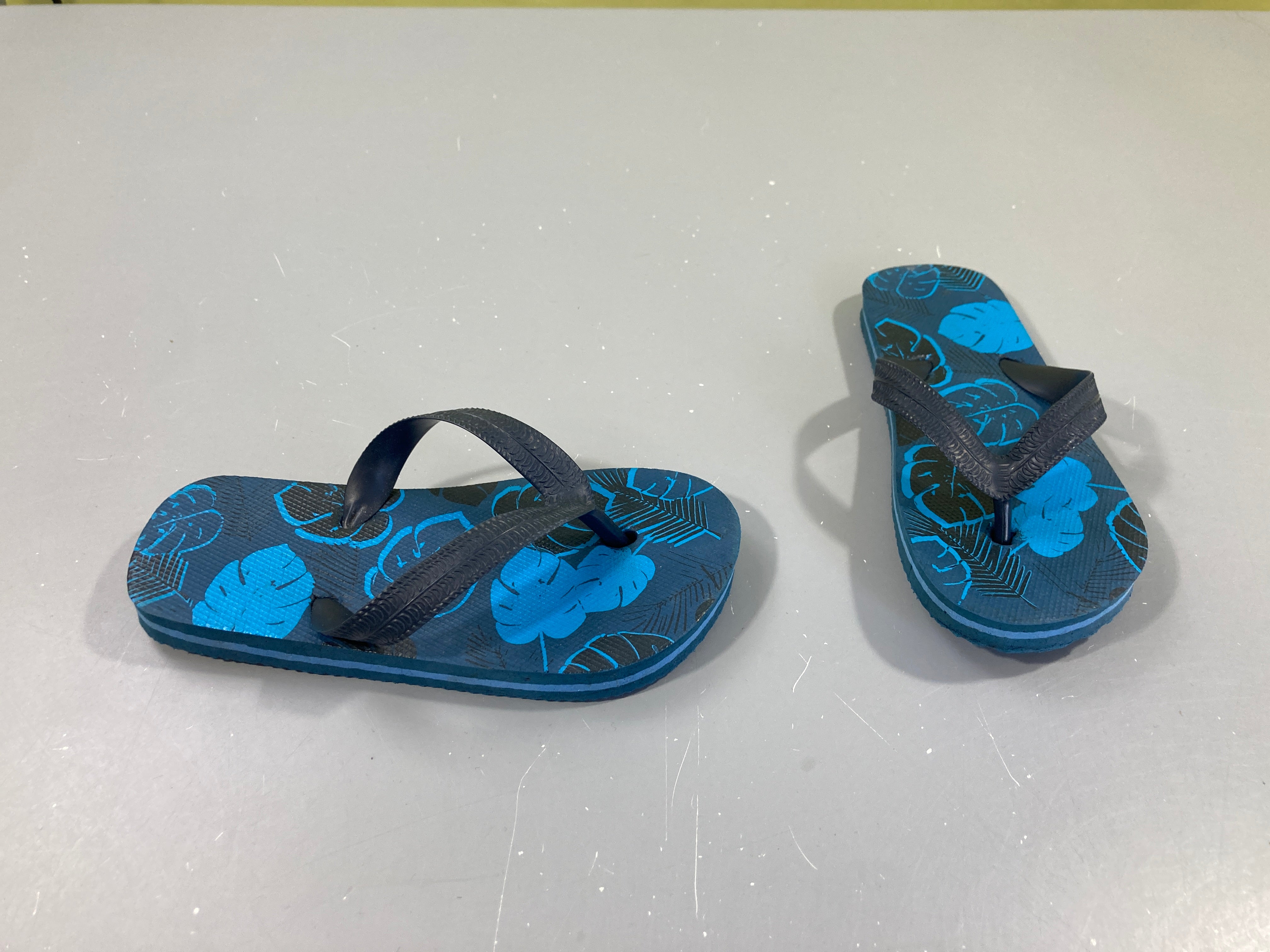Tongs bleu motifs feuillages