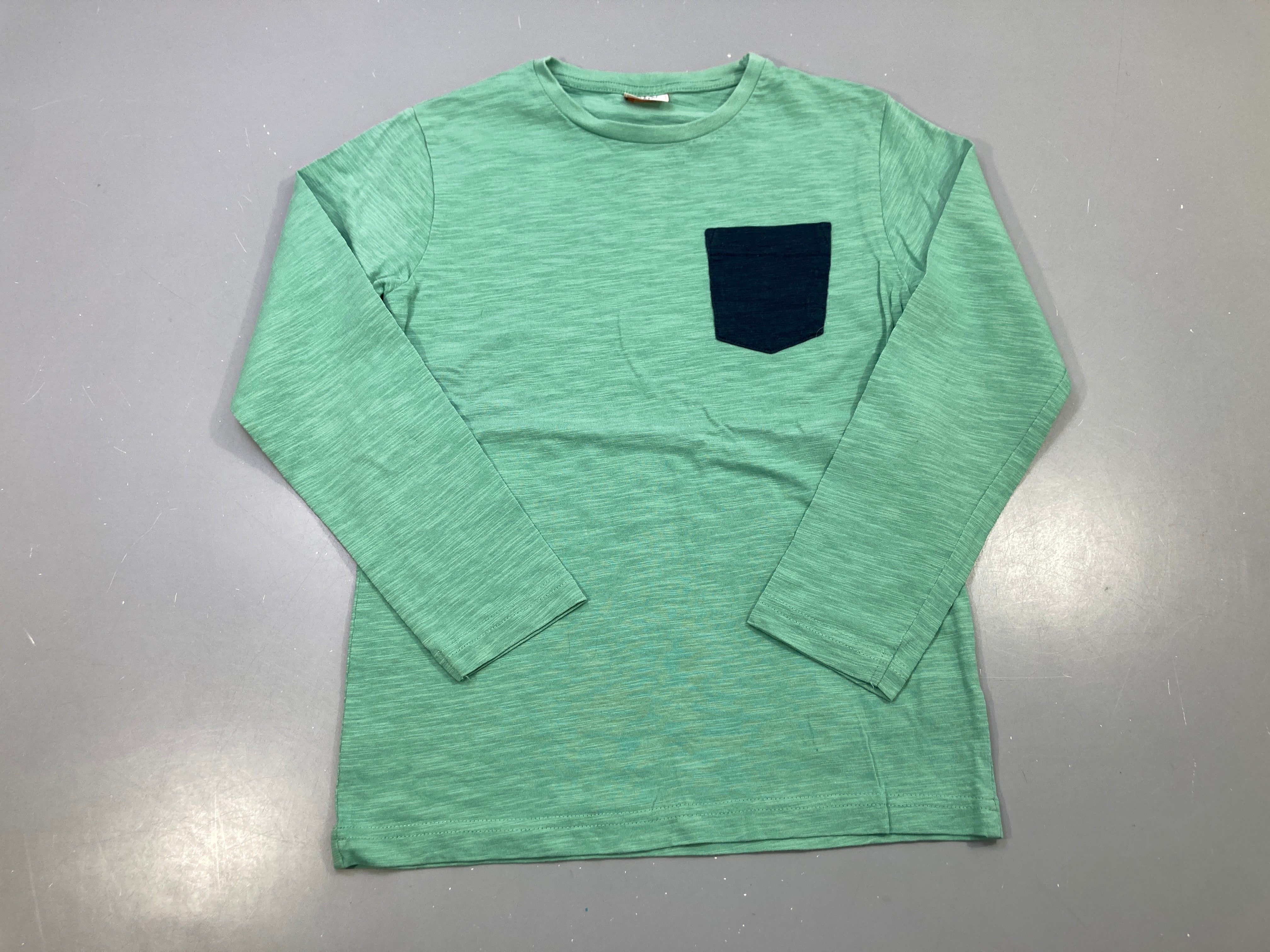 T-shirt m.l vert chiné, poche bleu marine