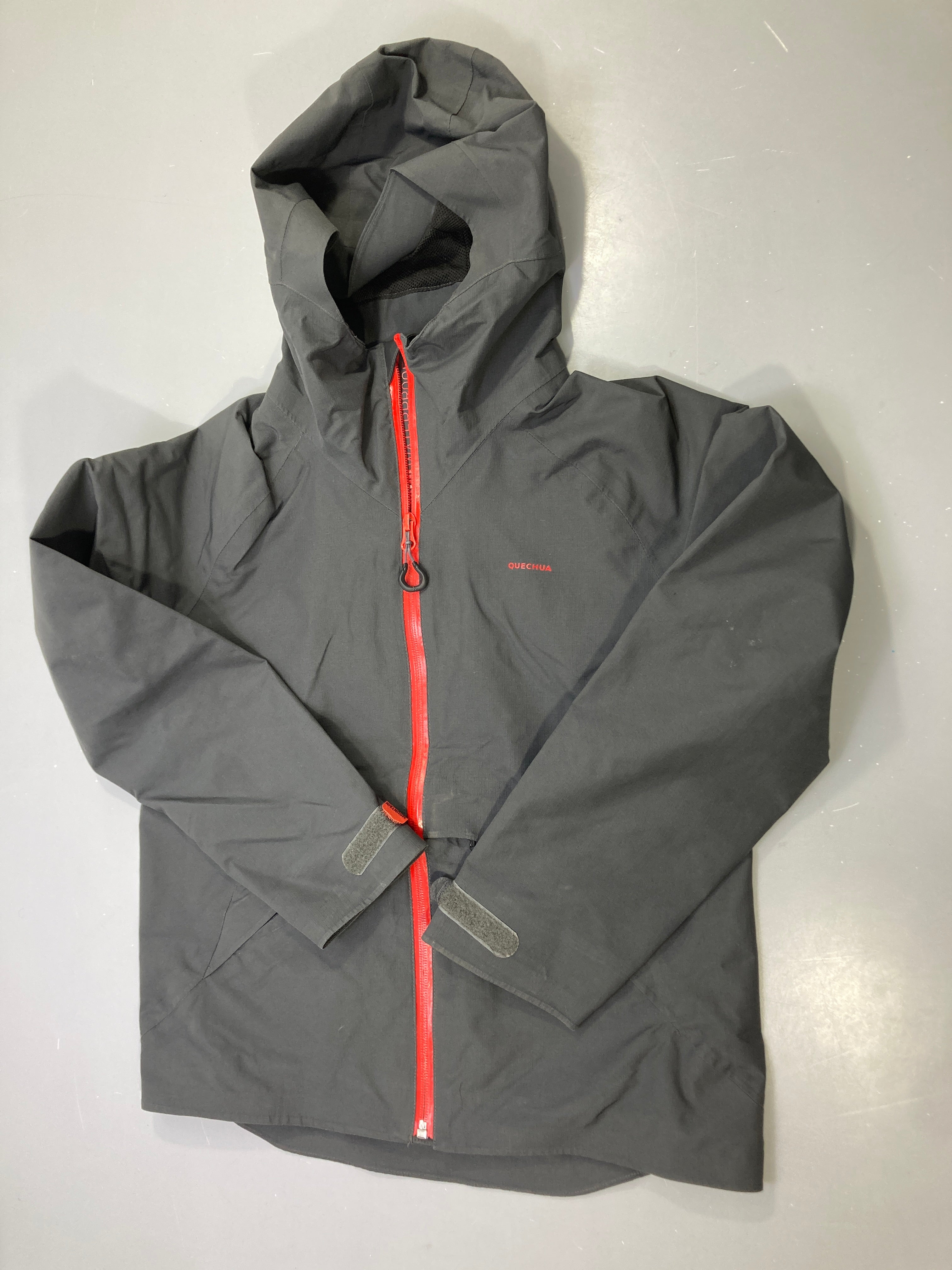 Veste imperméable zippée capuche gris anthracite, zip rouge,