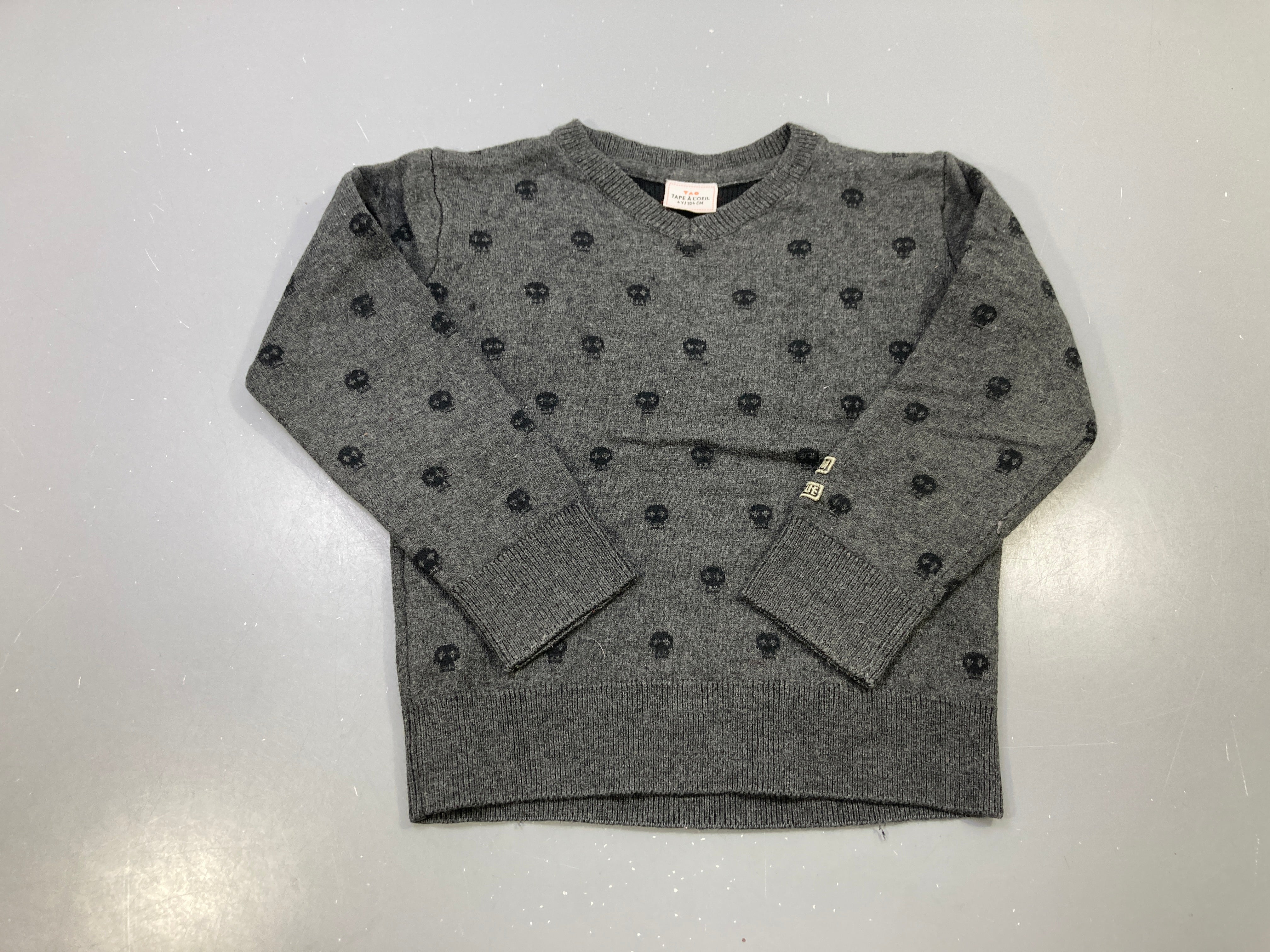 Pull col V gris chiné motif têtes de mort noires