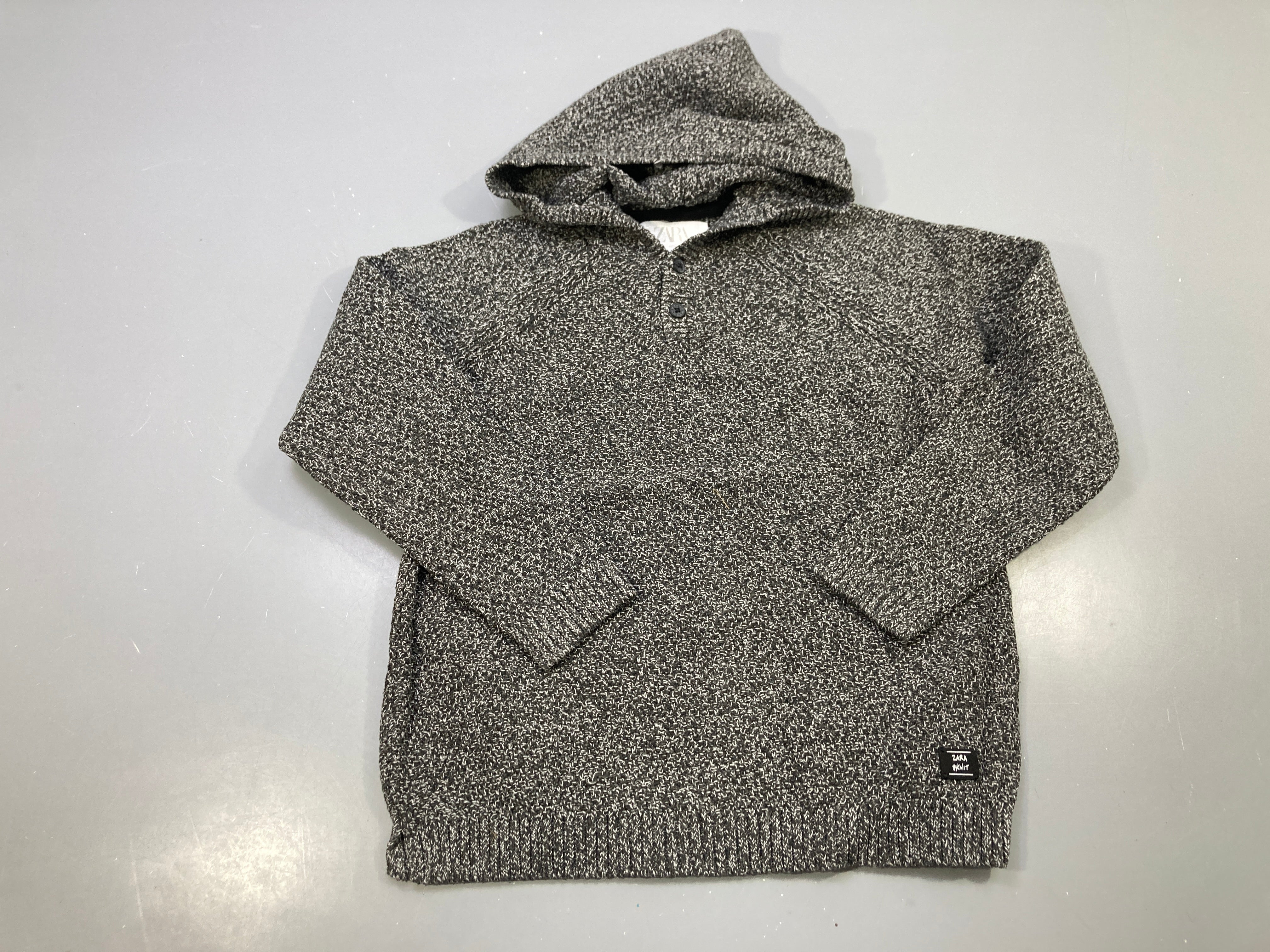 Pull capuche maille gris anthracite chiné, col boutonné