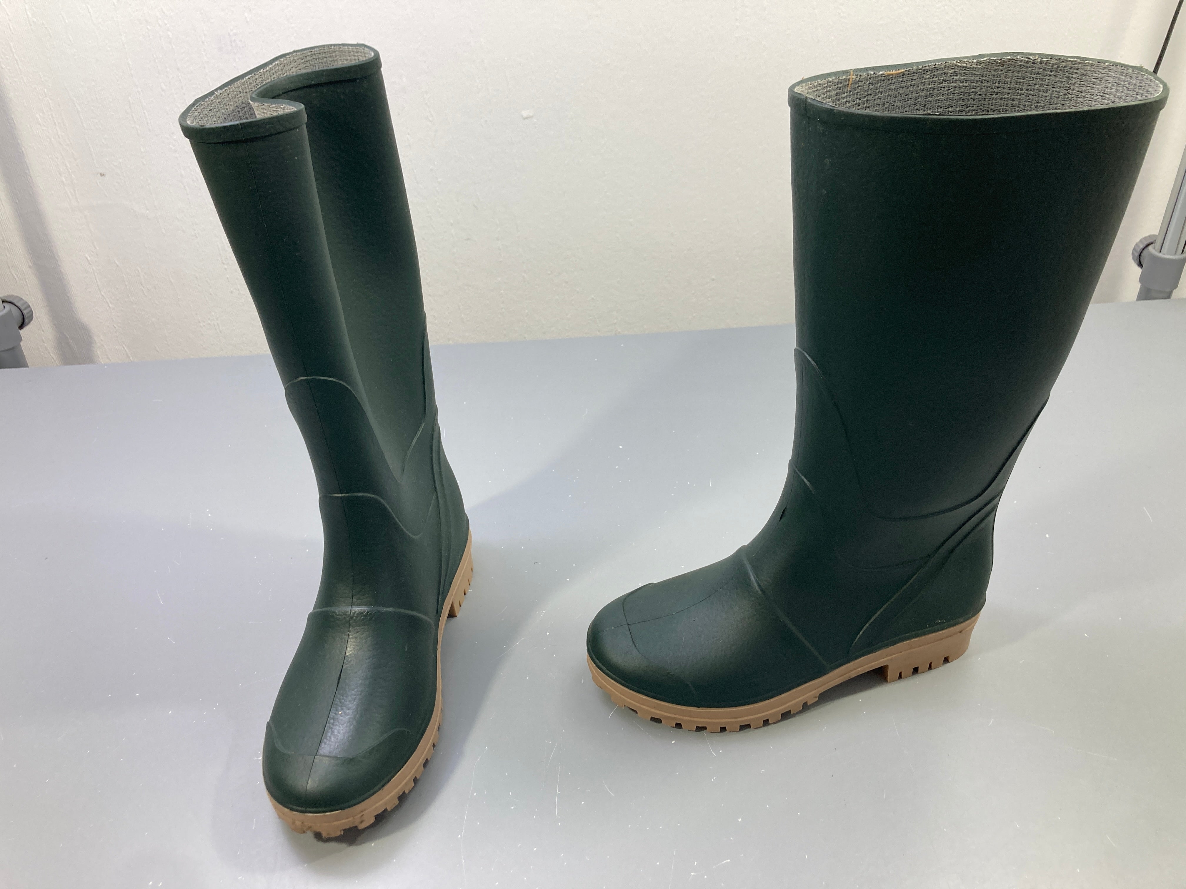 Bottes de pluie vert foncé, semelle crantée beige