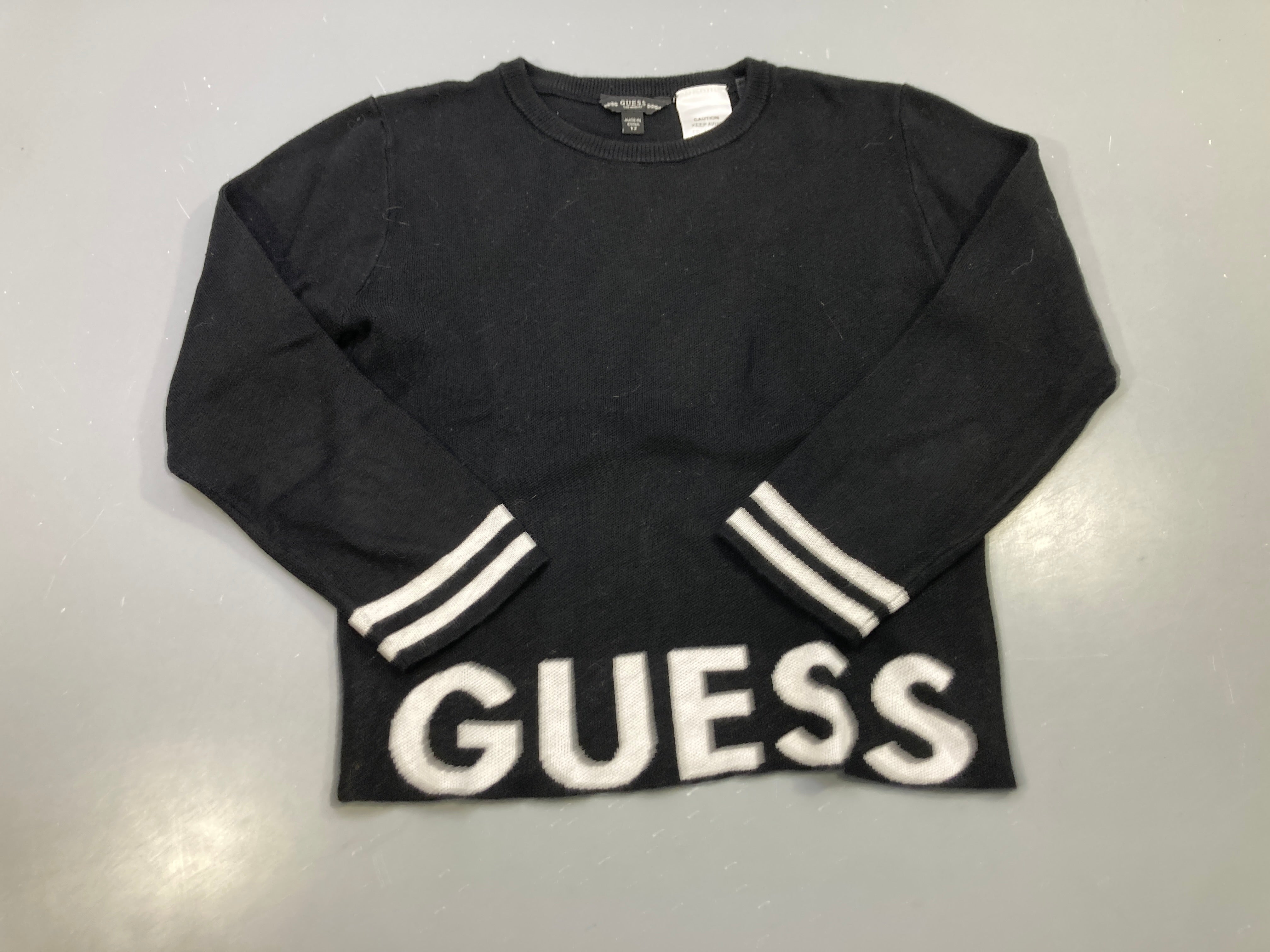 Pull maille noir logo Guess blanc, poignets rayés