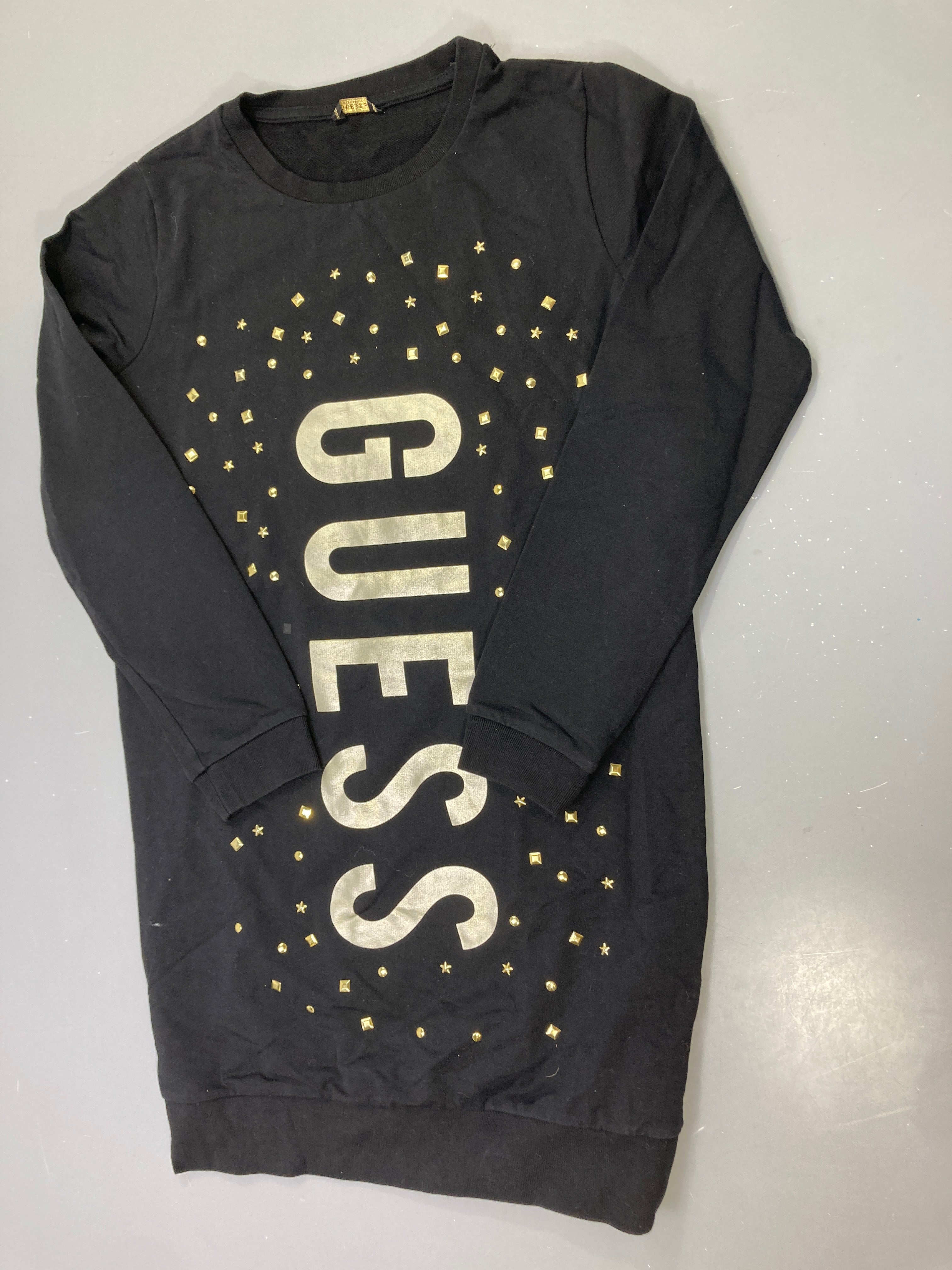 Robe m.l noire sweat, logo Guess doré, clous dorés