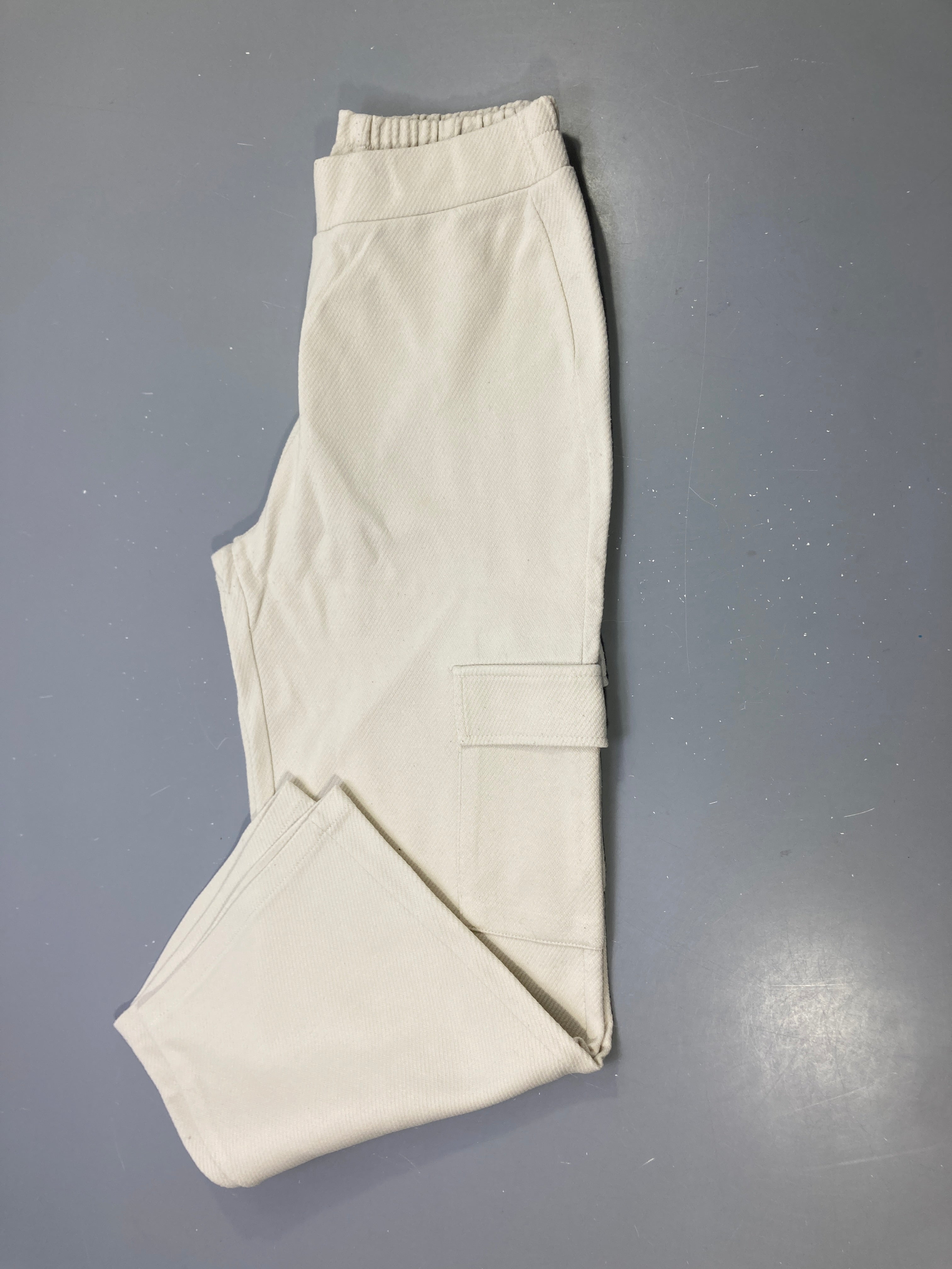 Pantalon cargo écru, taille élastiquée, poches à rabat