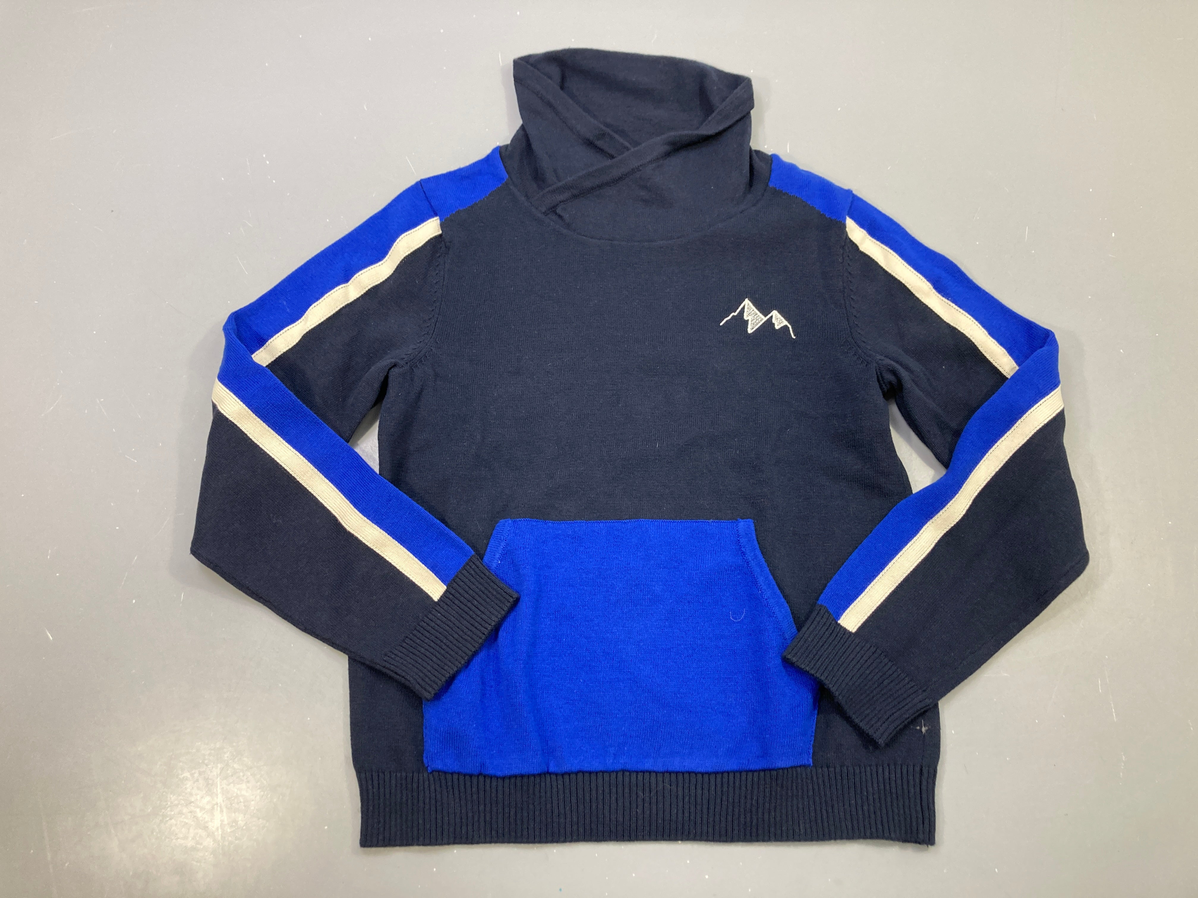 Pull maille col croisé bleu marine et bleu roi, bandes écru manches, montagne brodée