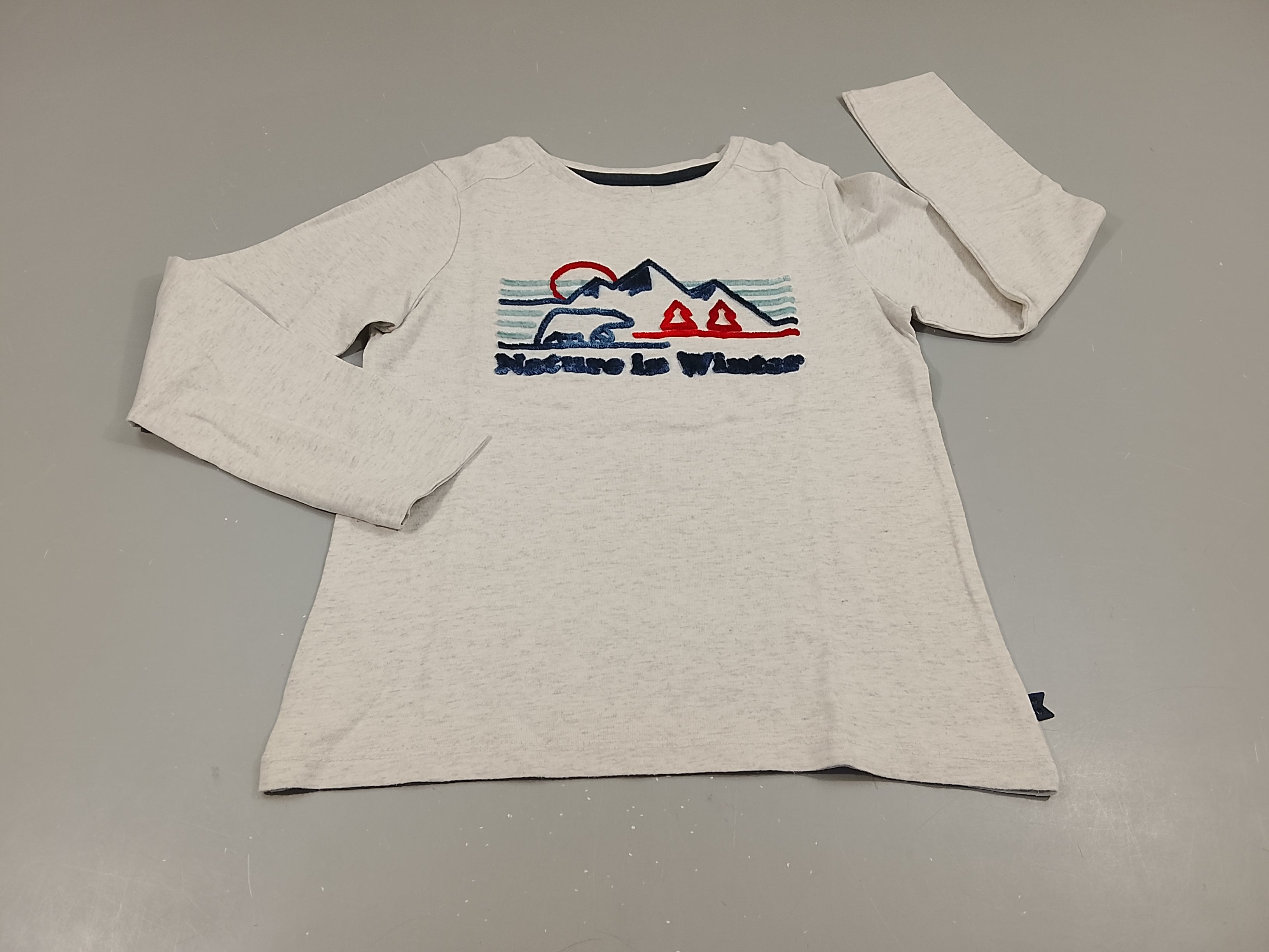 T-shirt m.l gris clair flammé motifs velours bleu et rouge, ours, montagne 