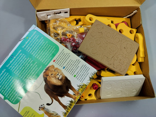 Bloco animalia. Le lion et le suricate. (vendu en l'état), moins cher chez Petit Kiwi