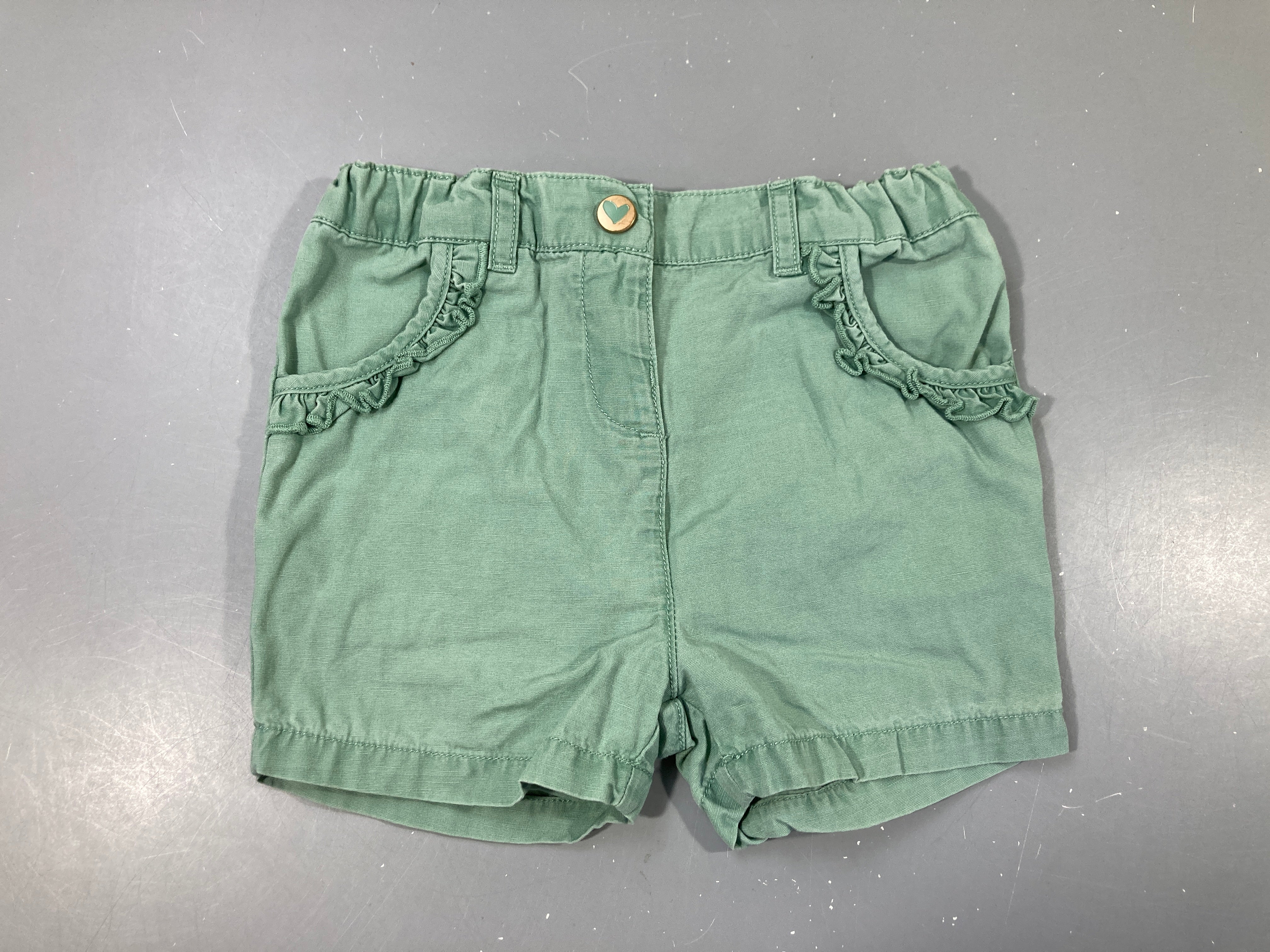 Short vert froufrou poches