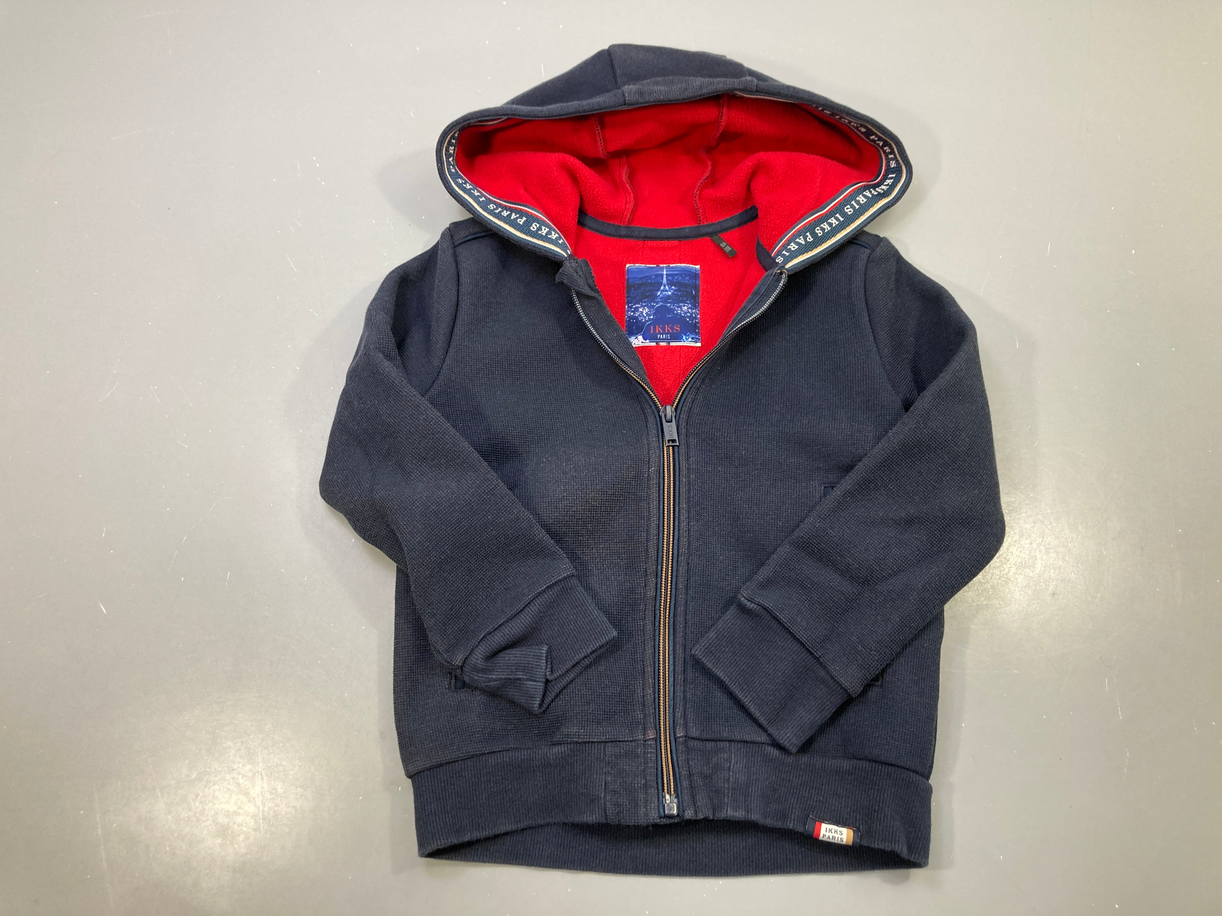 Sweat zippé capuche bleu marine, doublure polaire rouge