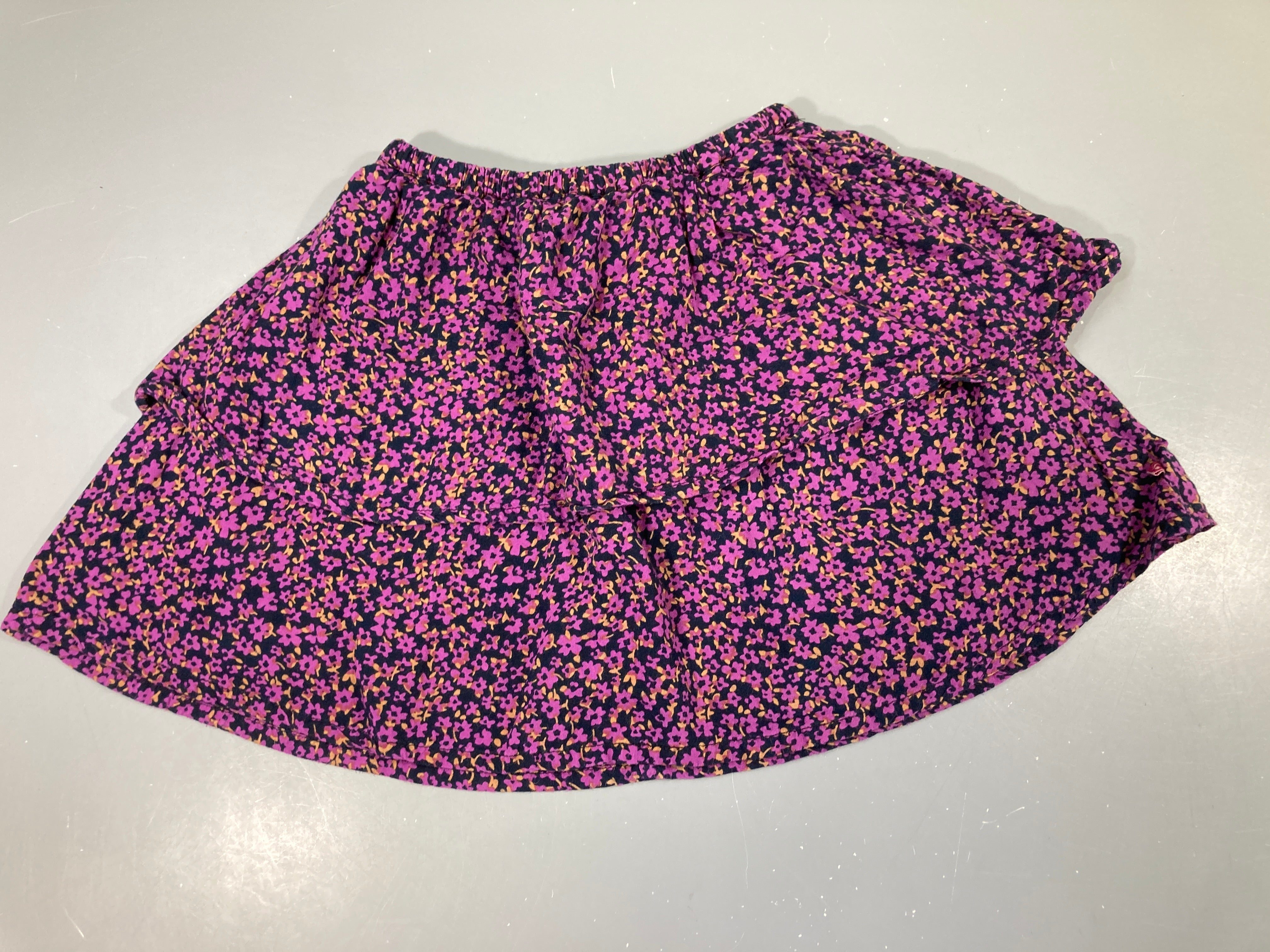 Jupe volant doublée noire fleurie mauve