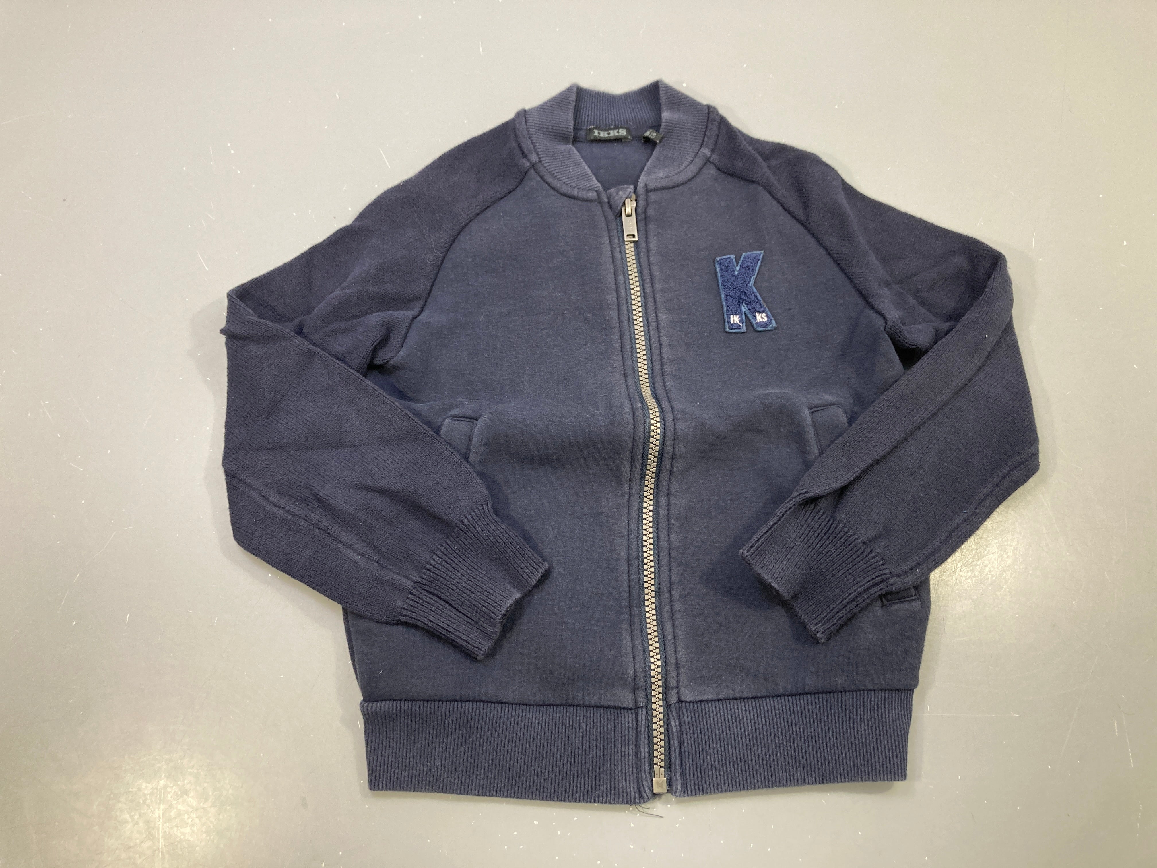 Sweat zippé col teddy bleu marine, K bouclette brodé