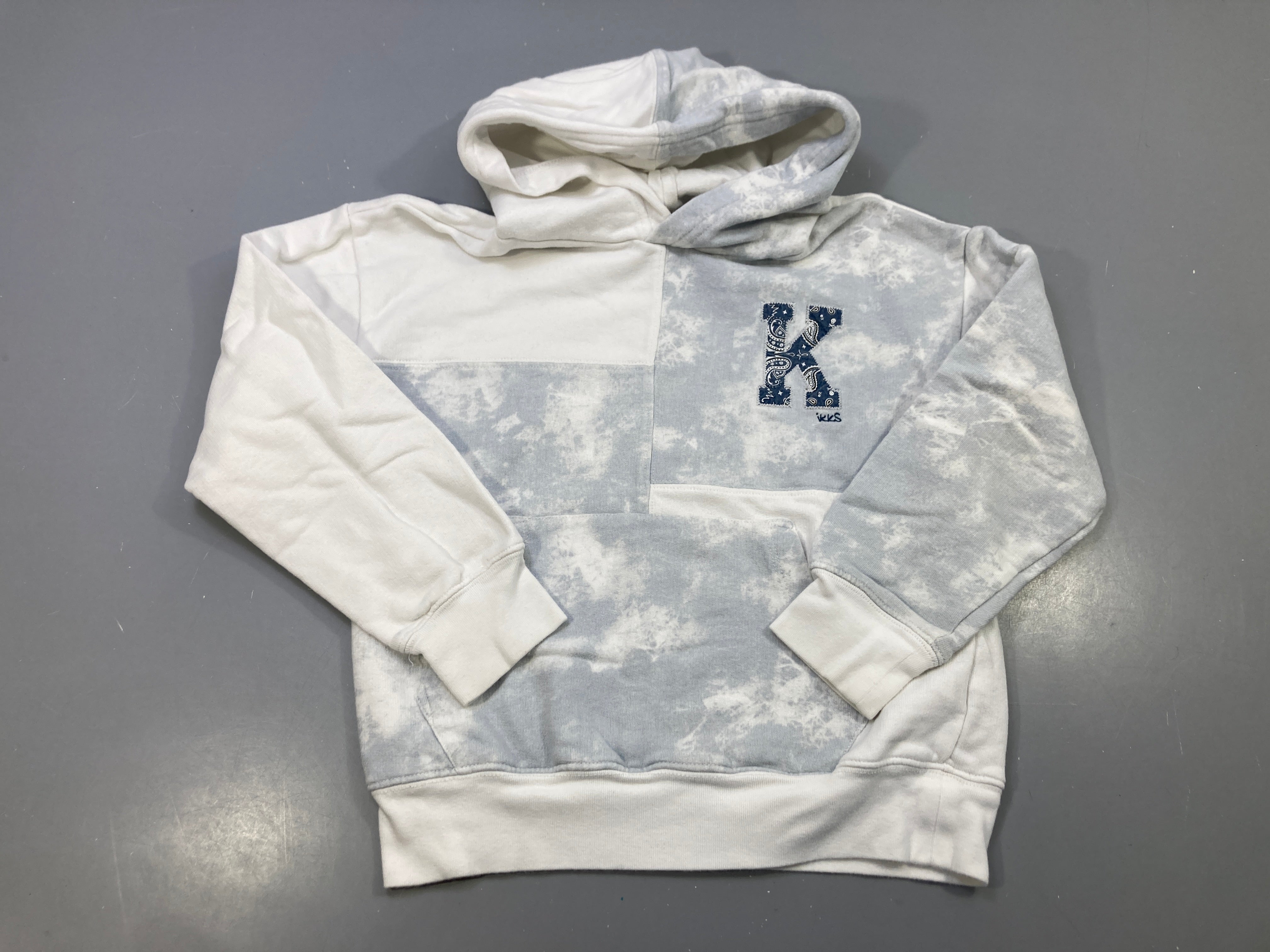 Sweat capuche blanc et bleu ciel effet tie-dye, K bandana brodé, poche kangourou