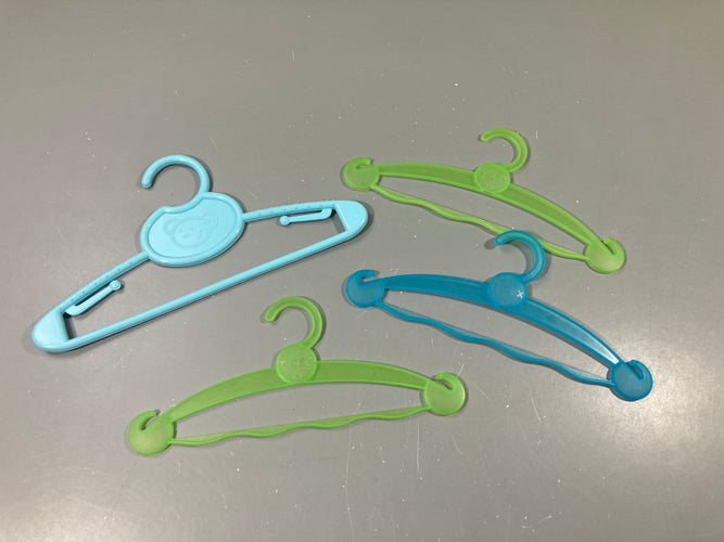 Lot de 4 cintres de poupée, moins cher chez Petit Kiwi