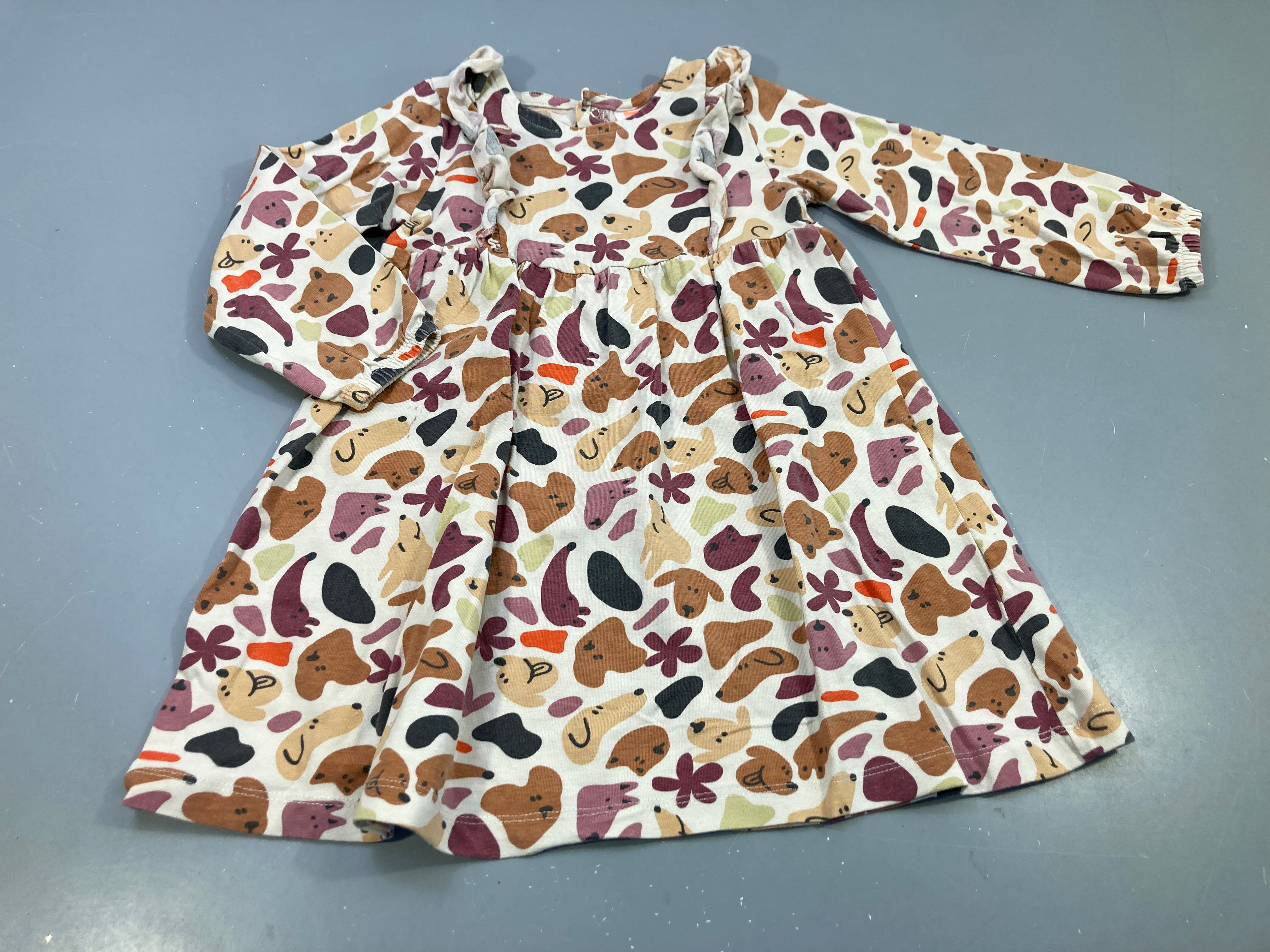 Robe m.l jersey blanche motifs têtes de chiens , fleurs,...