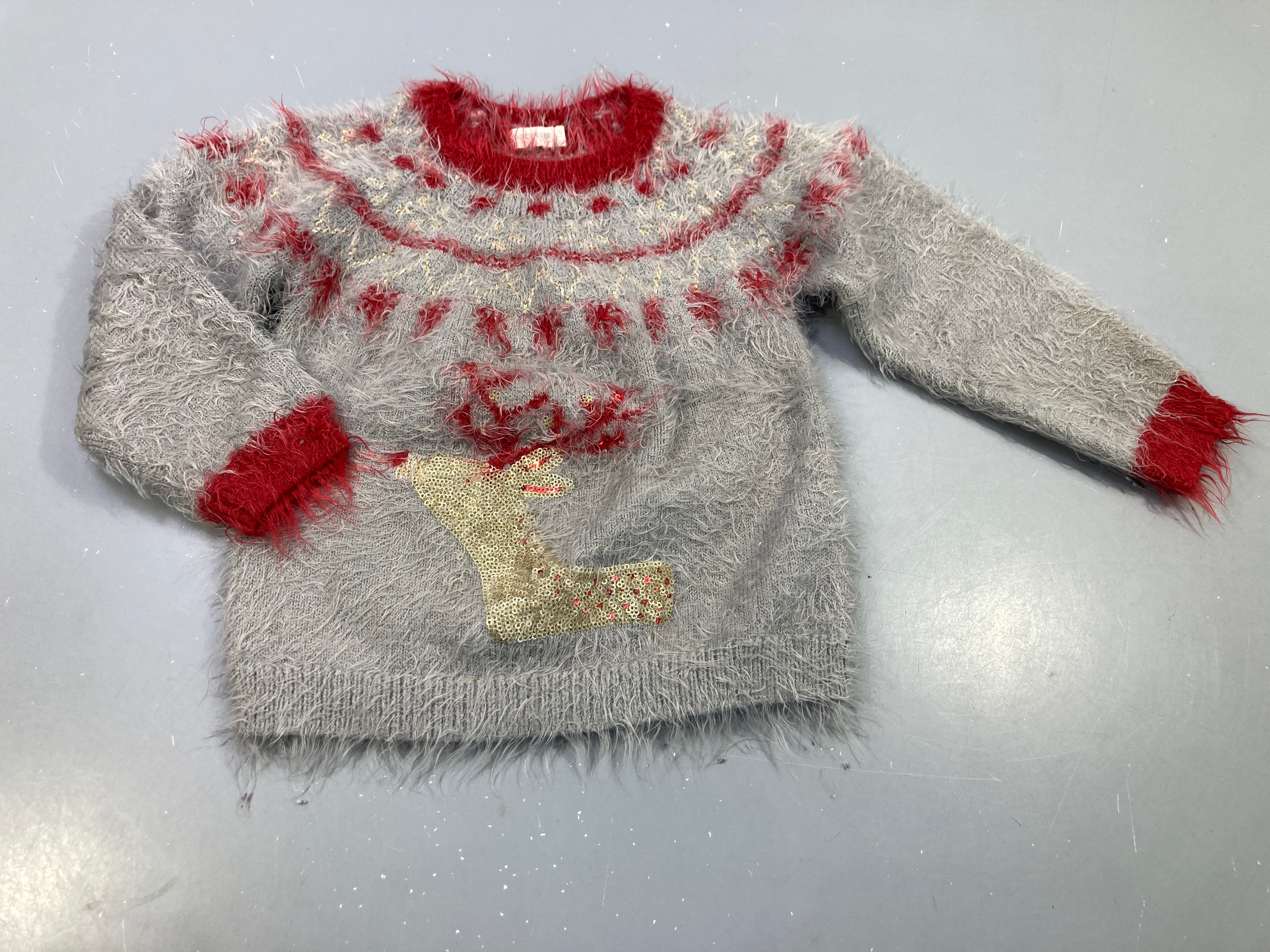 Pull peluche gris, rouge, renne en sequins dorés