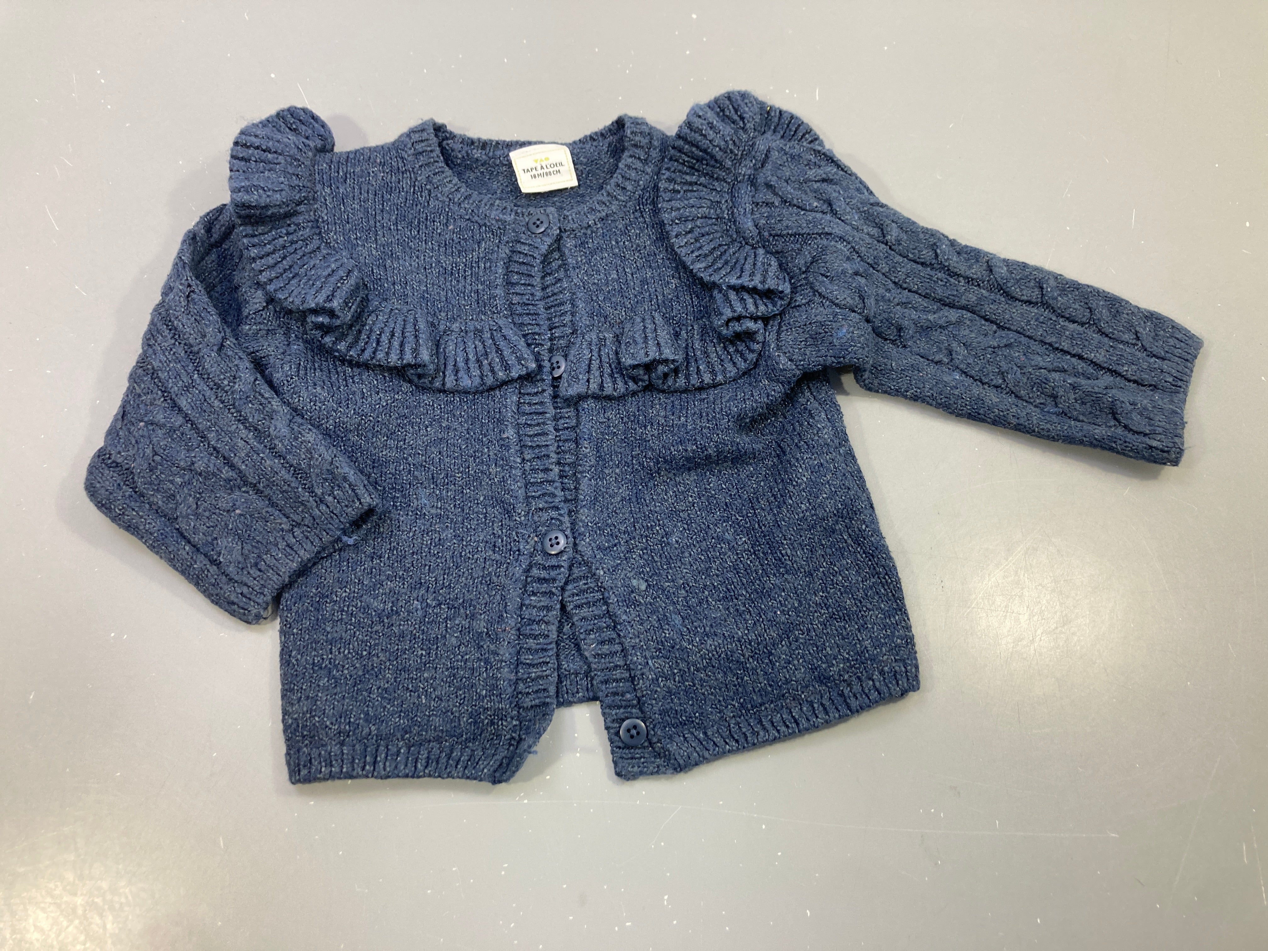 Gilet bleu marine chiné, col frofrou, torsades aux manches, légèrement bouloché