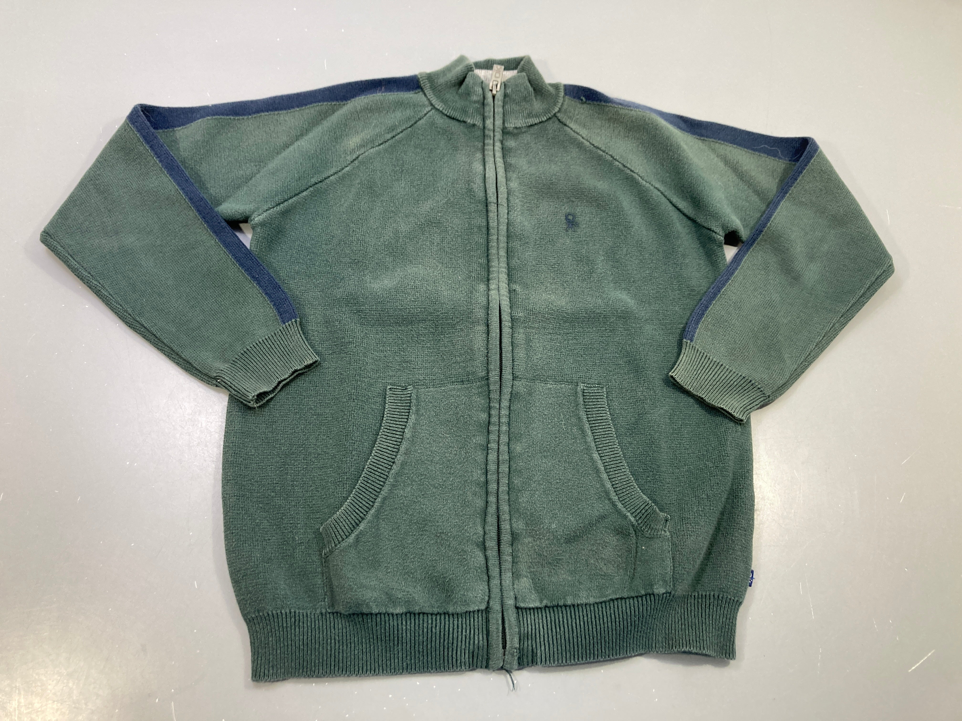 Sweat zippé vert , bande aux épaules bleu marine, légèrement bouloché