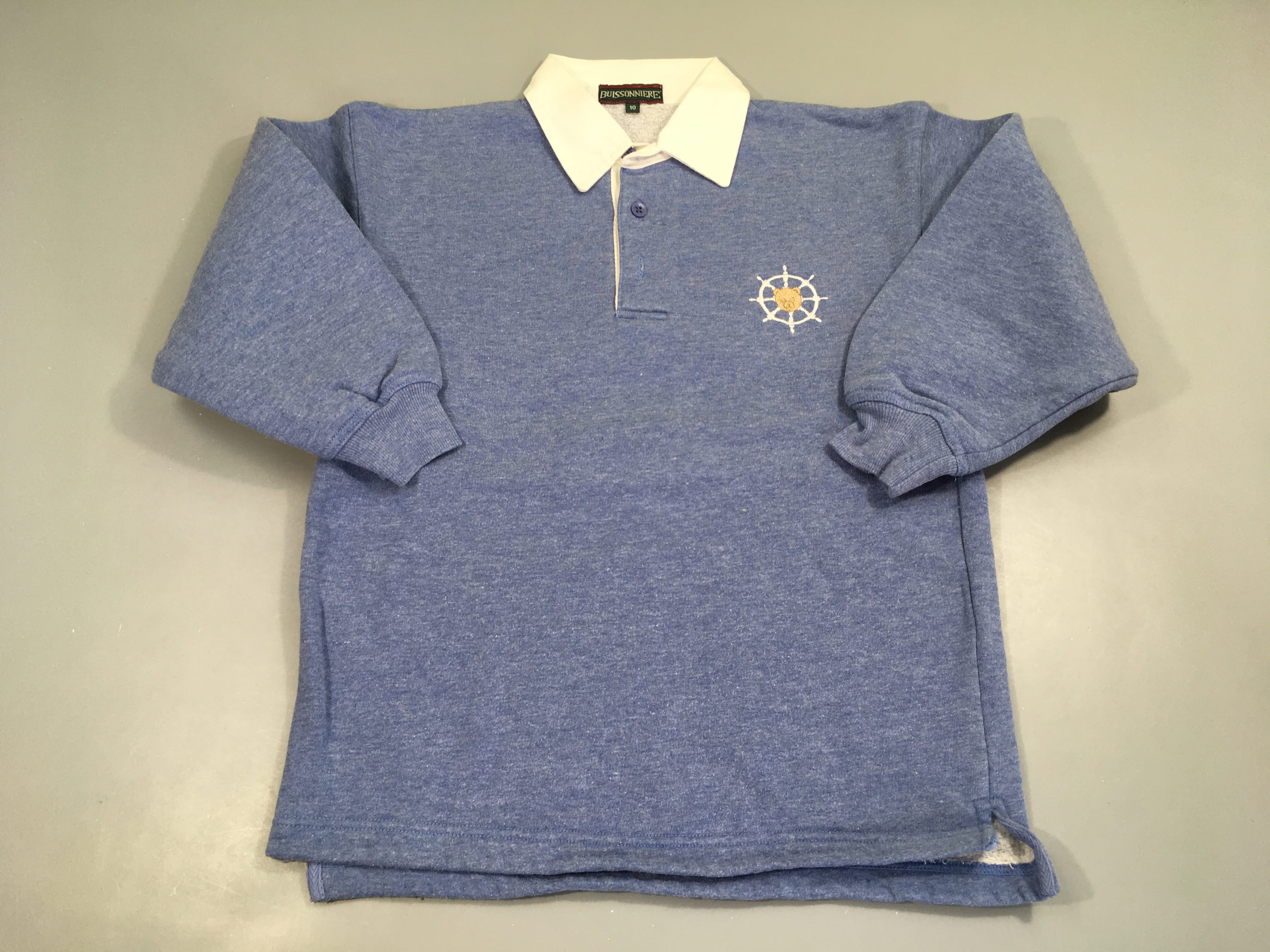 Polo m.l épais bleu clair chiné broderies ours, légèrement bouloché