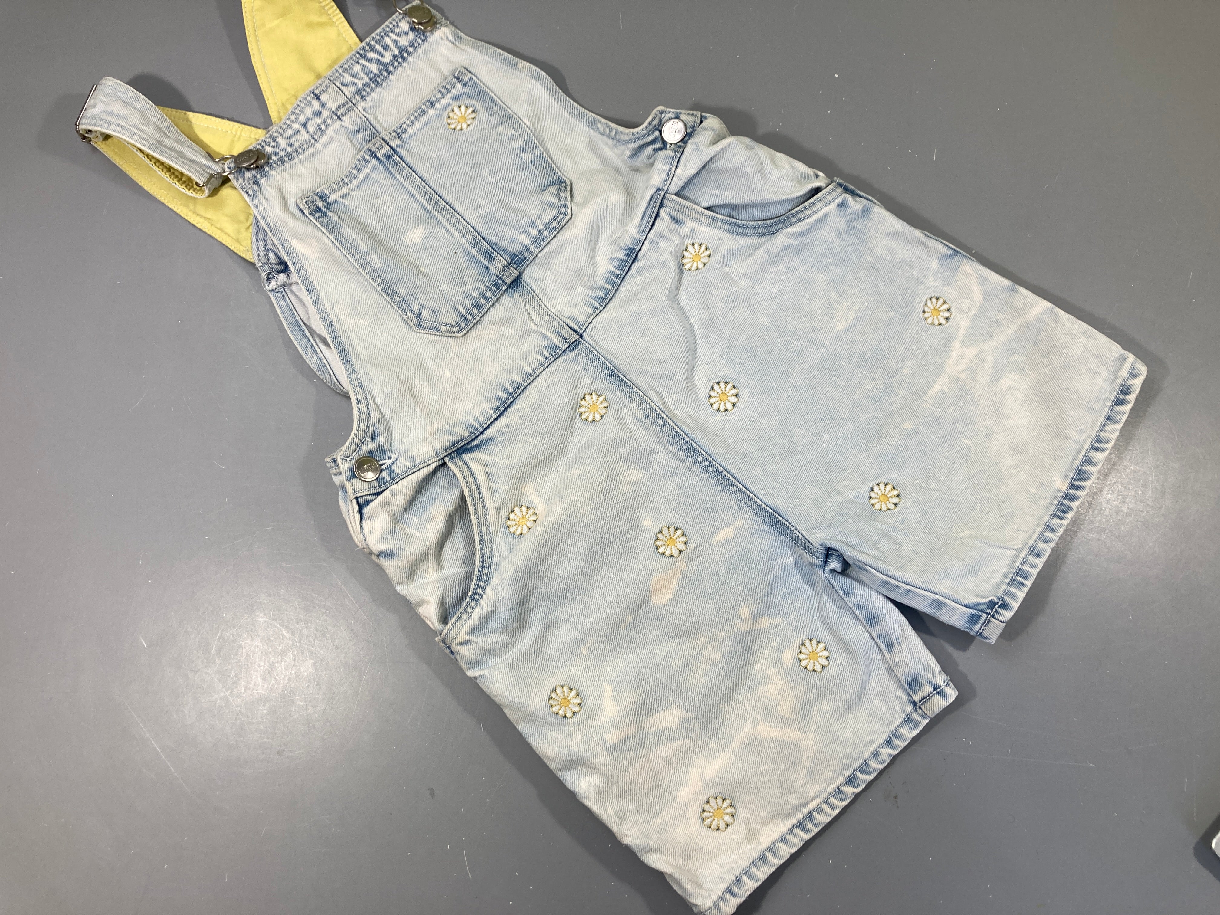 Salopette short en jean délavé, fleurs brodées