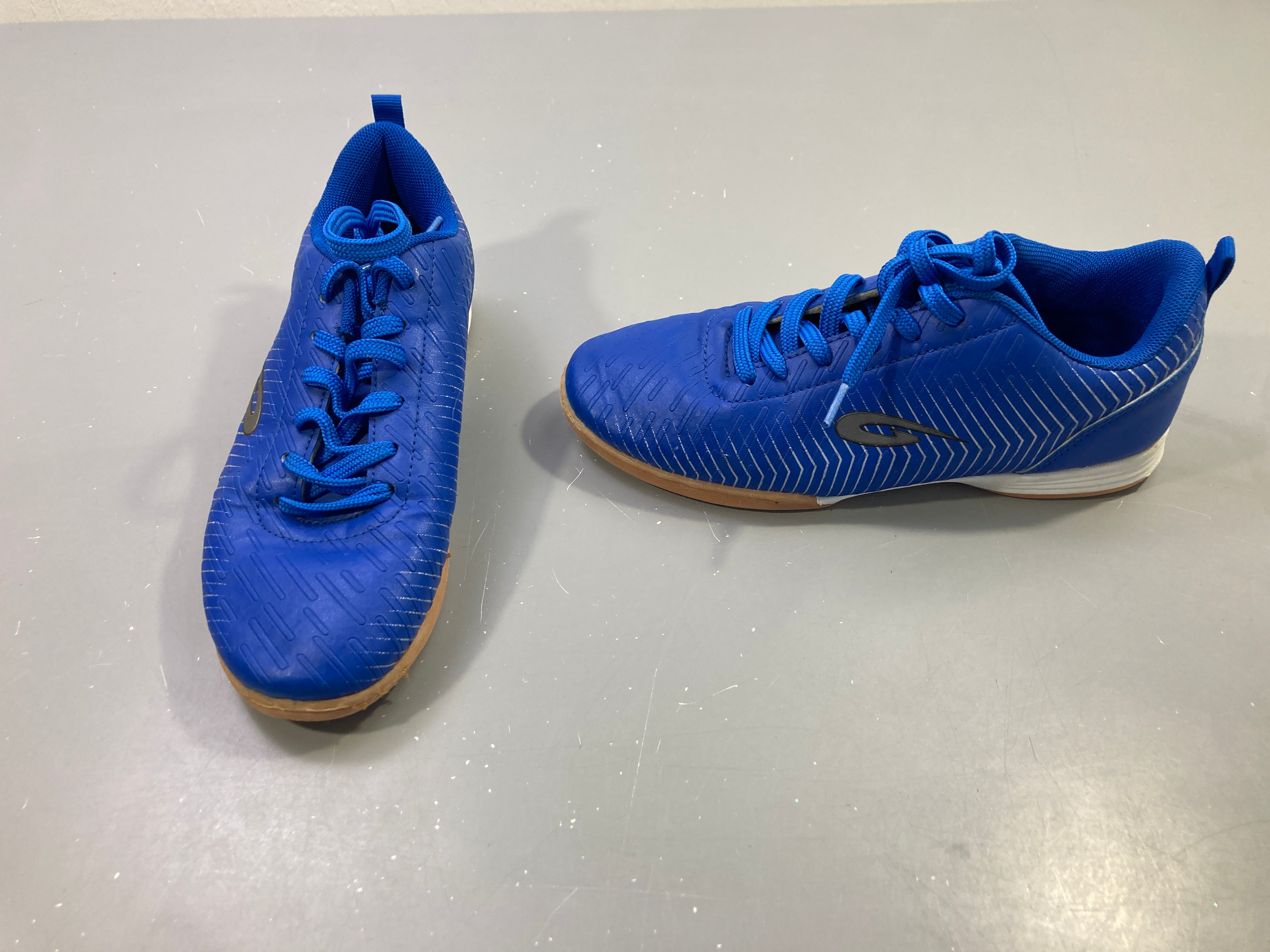 Chaussures de foot en salle bleues, semelle gomme