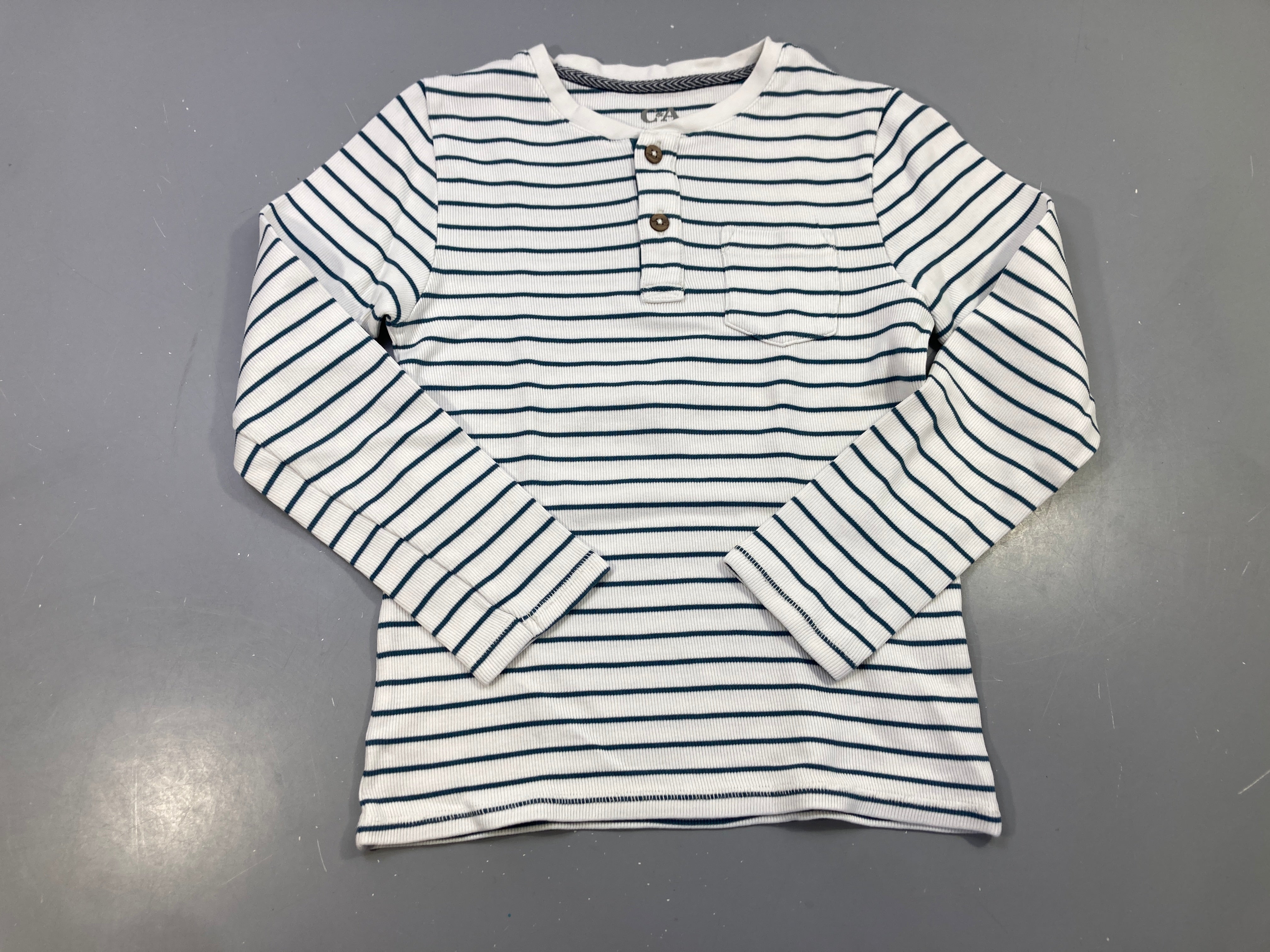 T-shirt m.l blanc rayé bleu canard, côtelé, col boutonné, poche