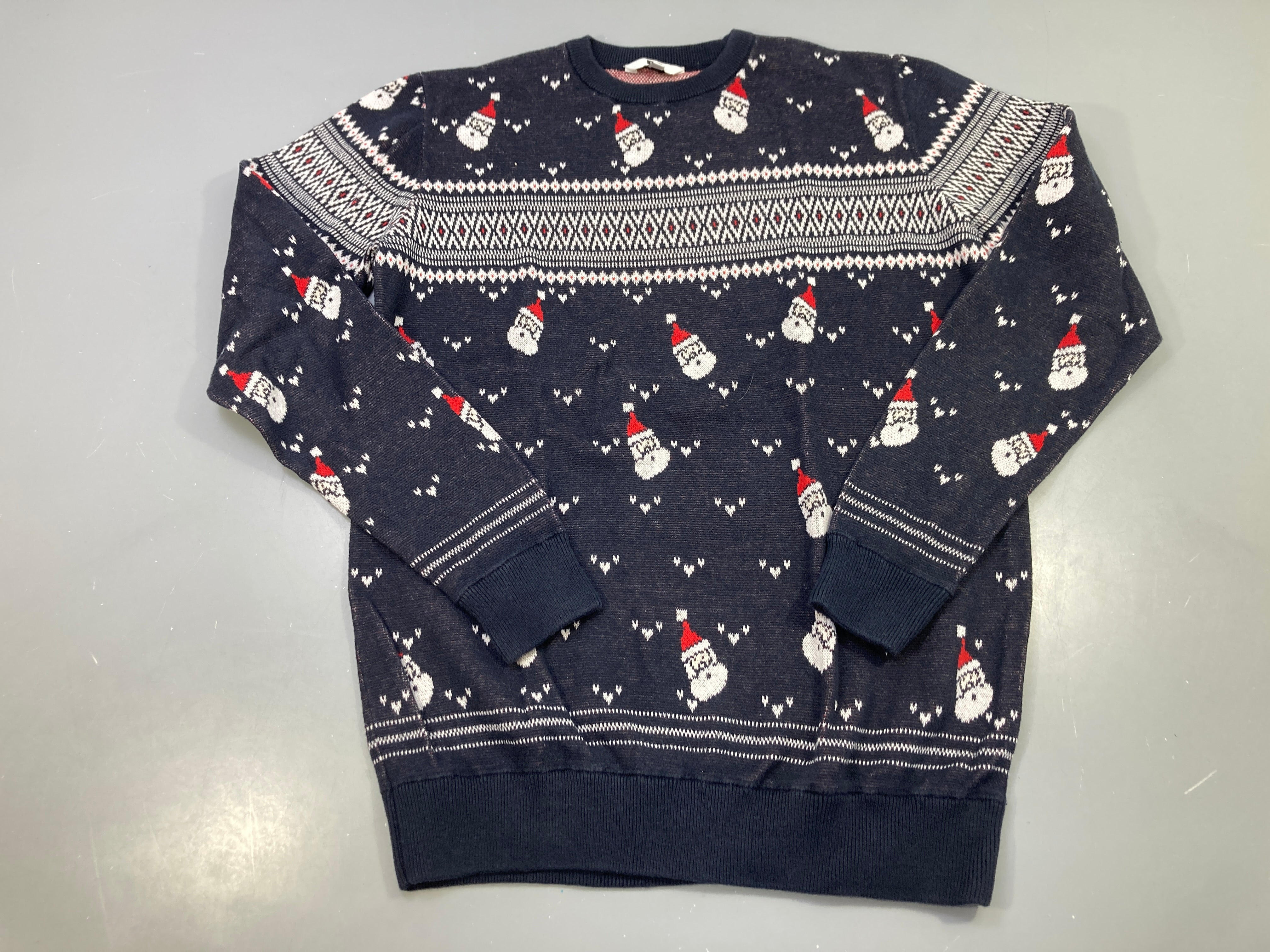 Pull bleu marine jacquard Noël, pères Noël et frise blanche