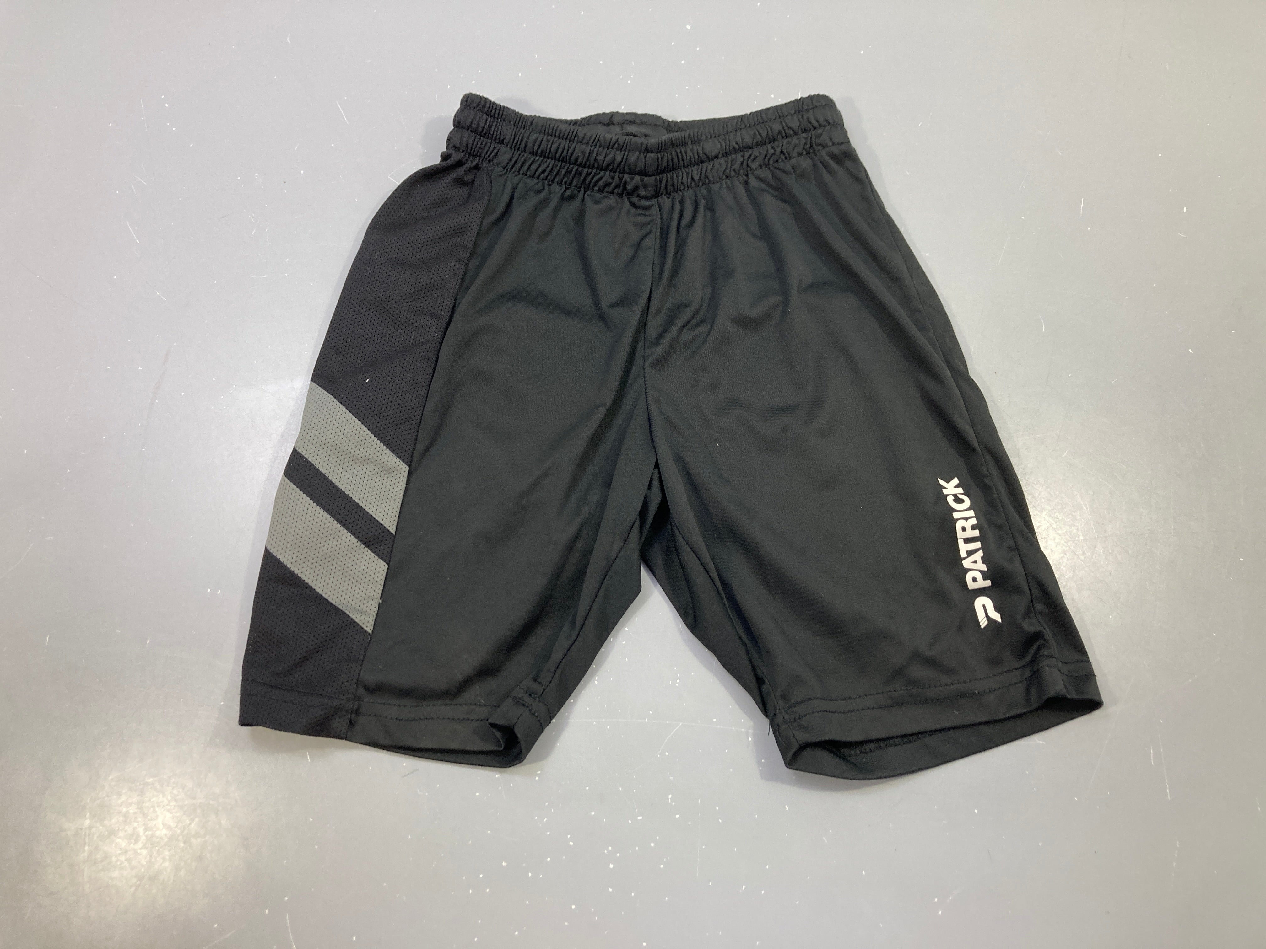 Short de sport noir, bandes grises, Patrick