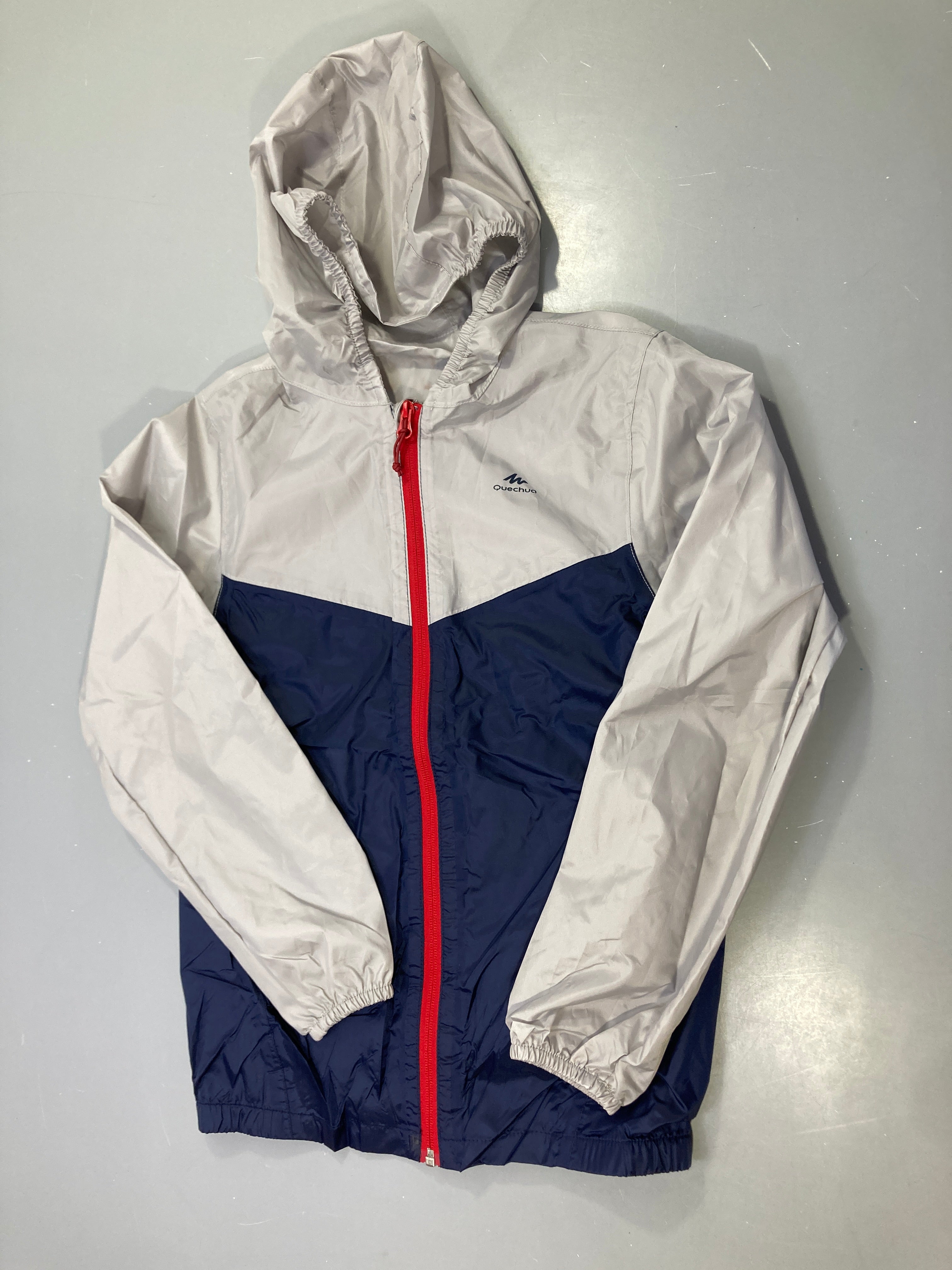 Coupe-vent zippé capuche gris et bleu marine, zip rouge, Quechua