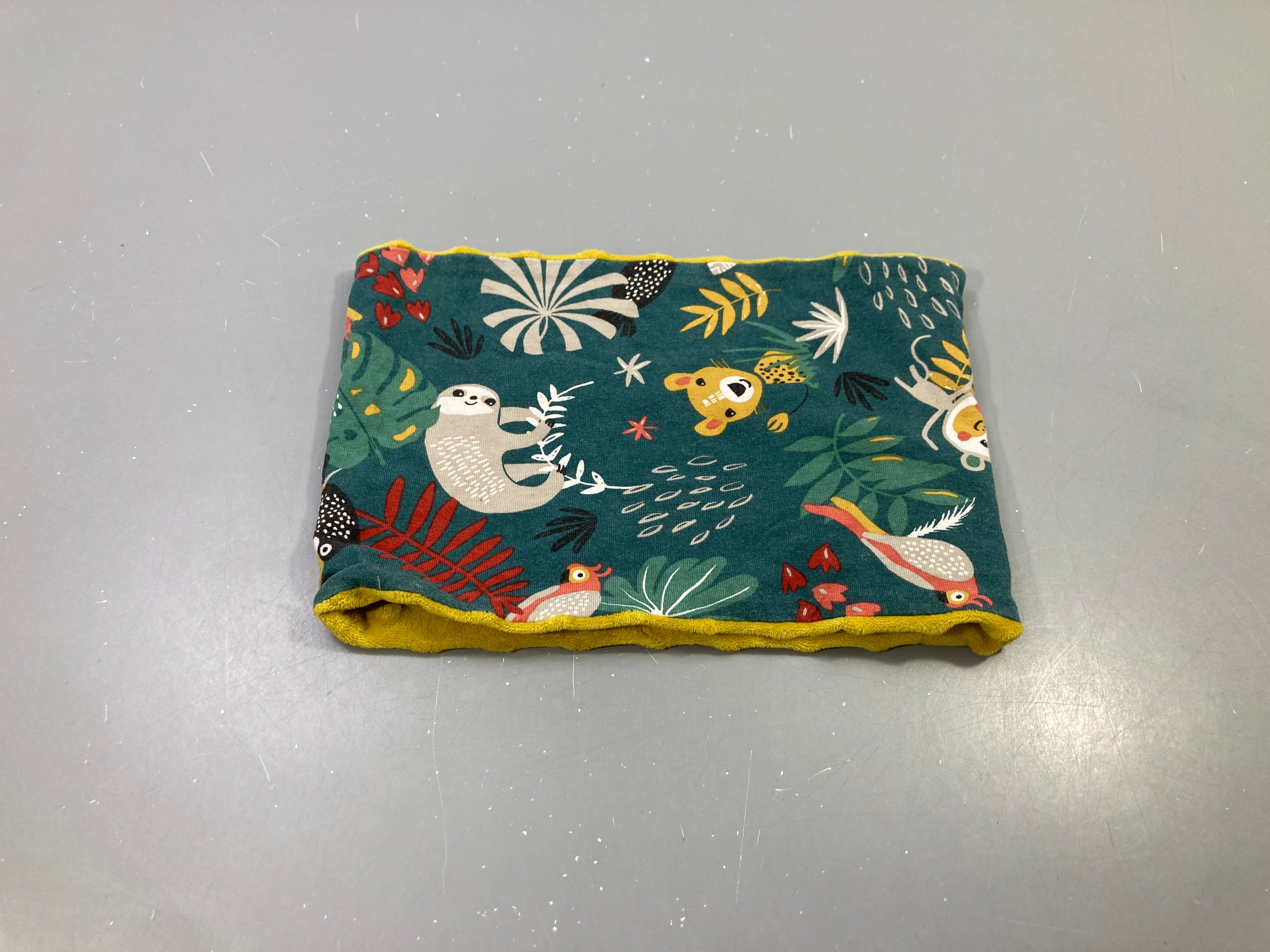 Snood bleu canard jungle animaux doublé velours moutarde