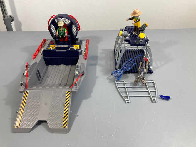 Playmobil 9433 The Explorers : Bateau avec cage et Déinonychu Vendu tel que sur la photo (manque la corde et crochet), moins cher chez Petit Kiwi