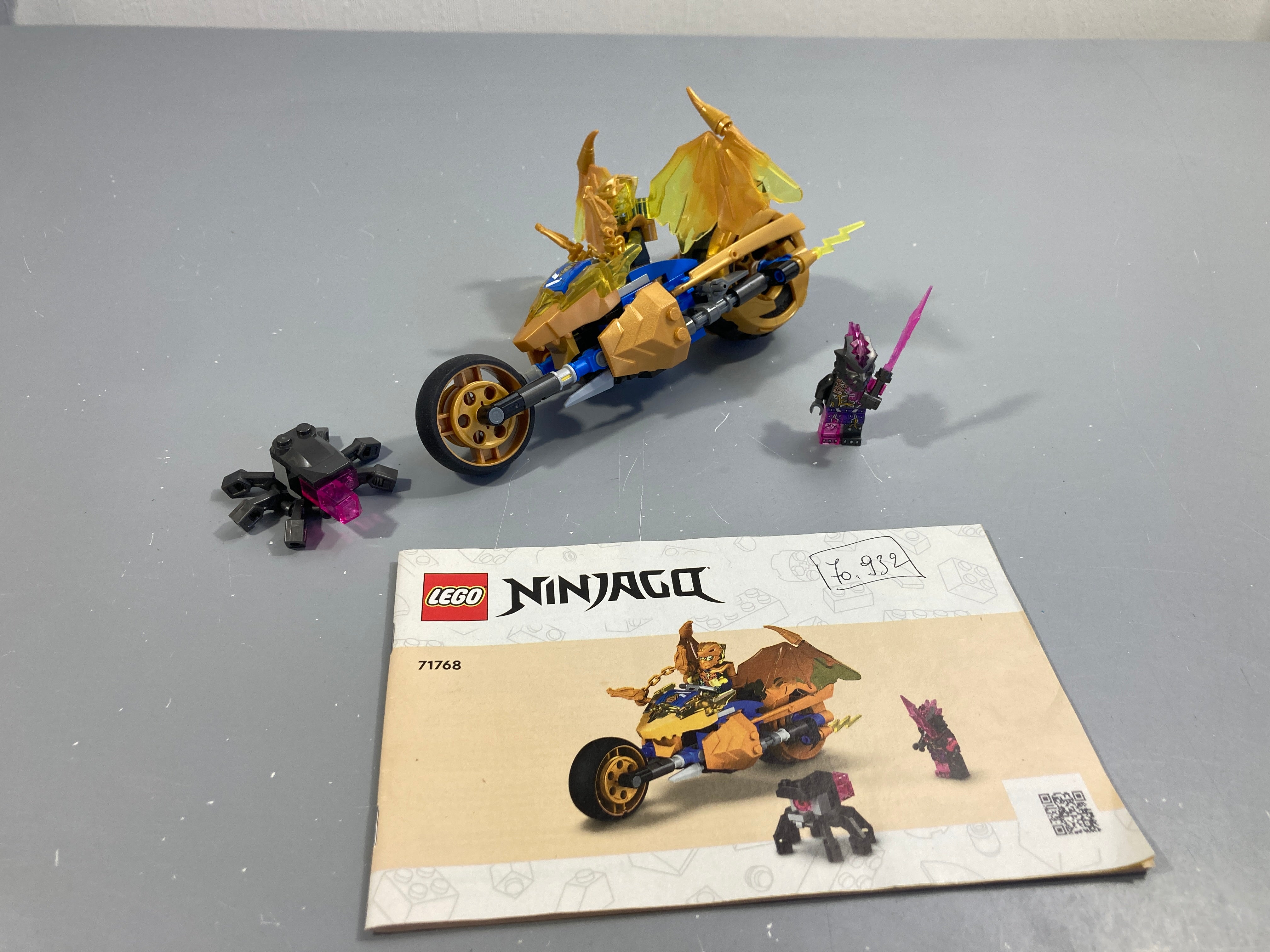 NINJAGO® 71768 La moto dragon d'or de Jay (manque un pointe grise)
