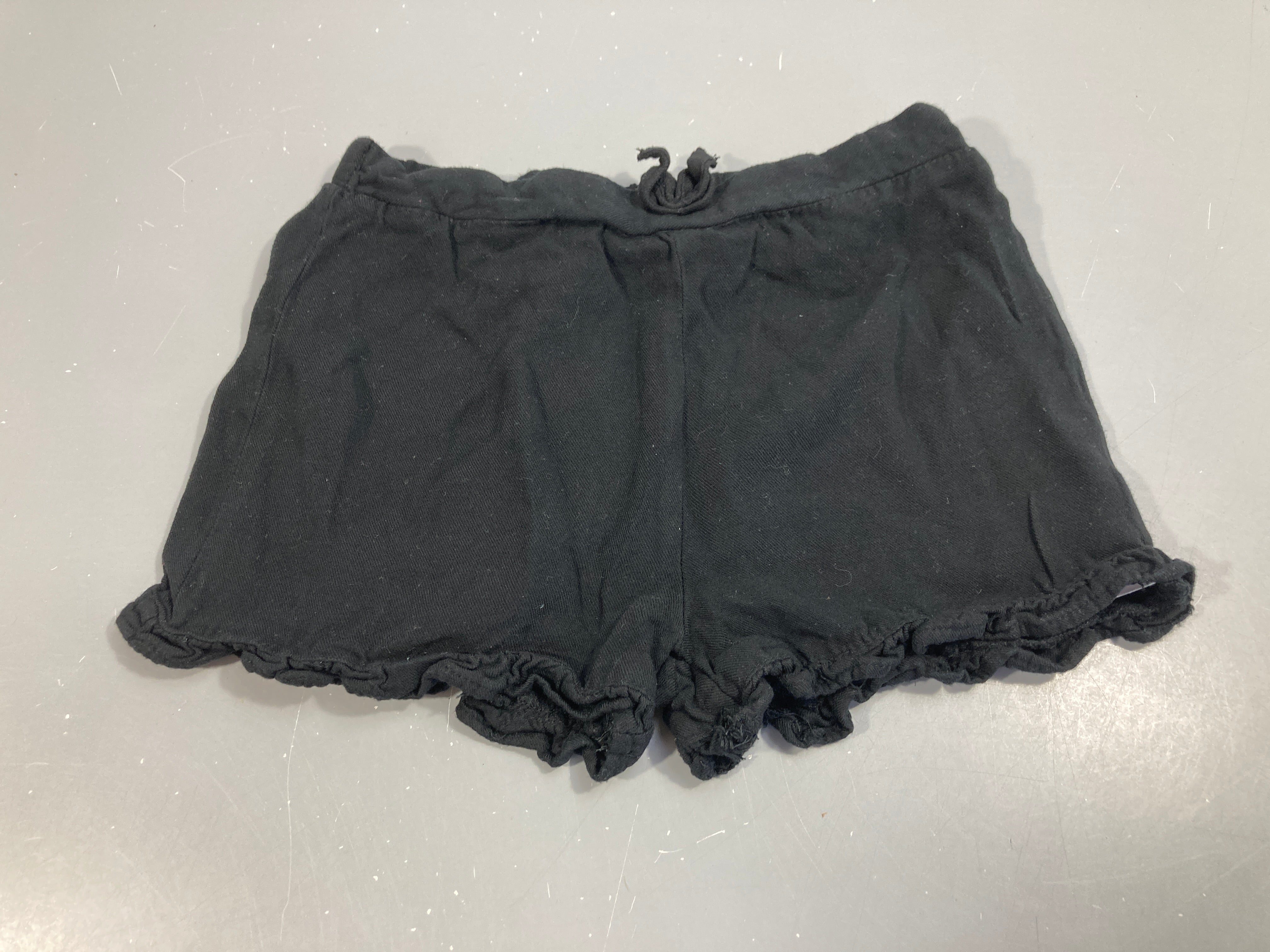 Short noir en tissu léger