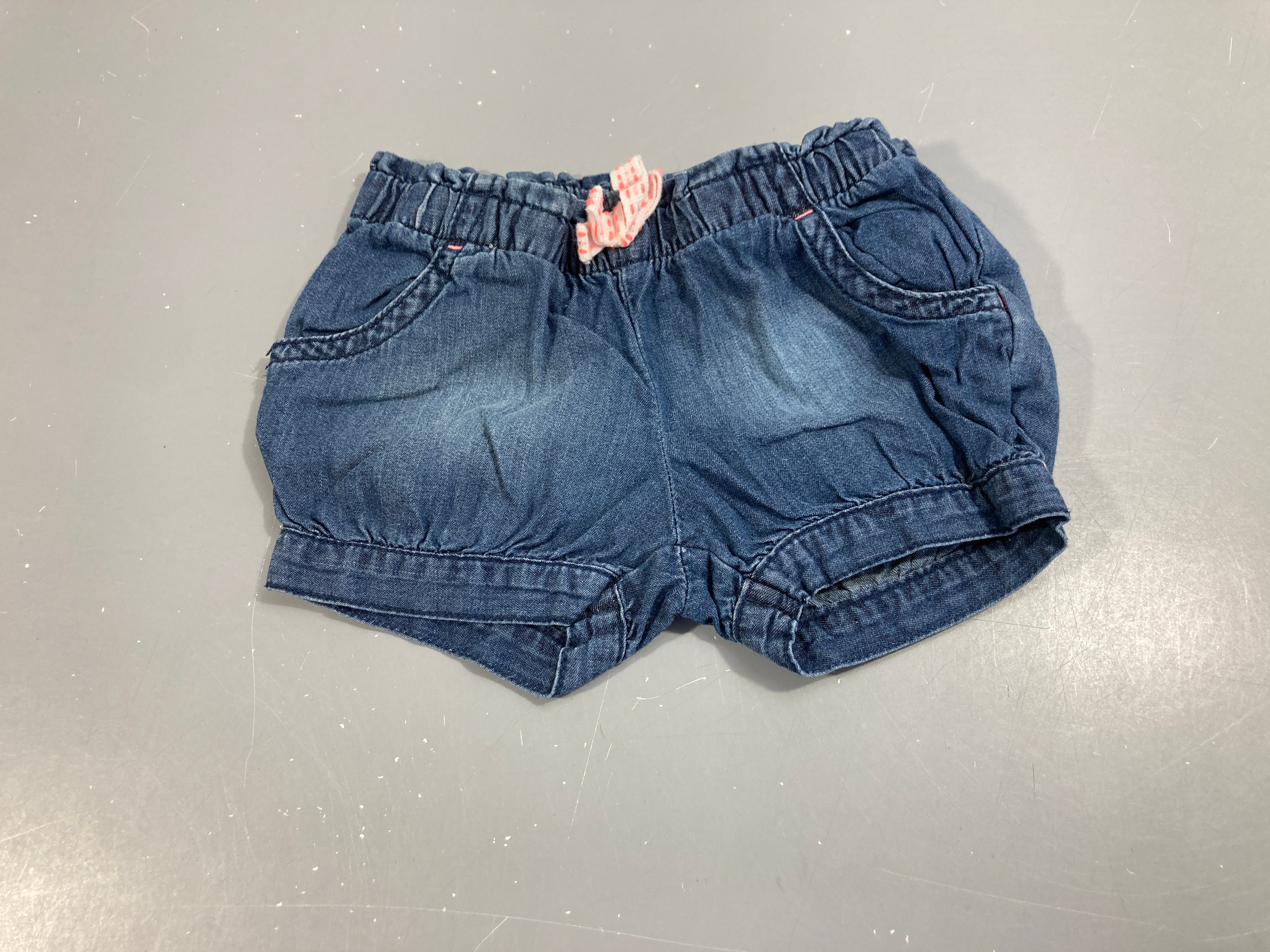Short bouffant en jean bleu