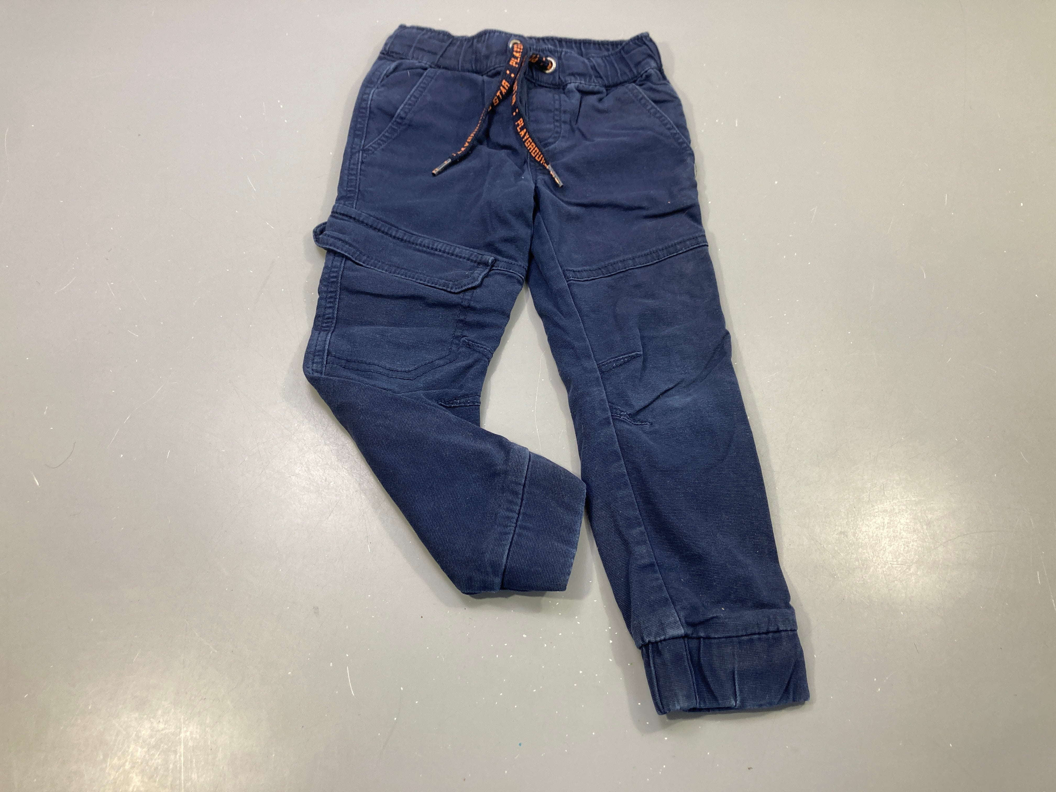 Pantalon chino bleu texturé , cordon bleu et orange, légère usure au genou