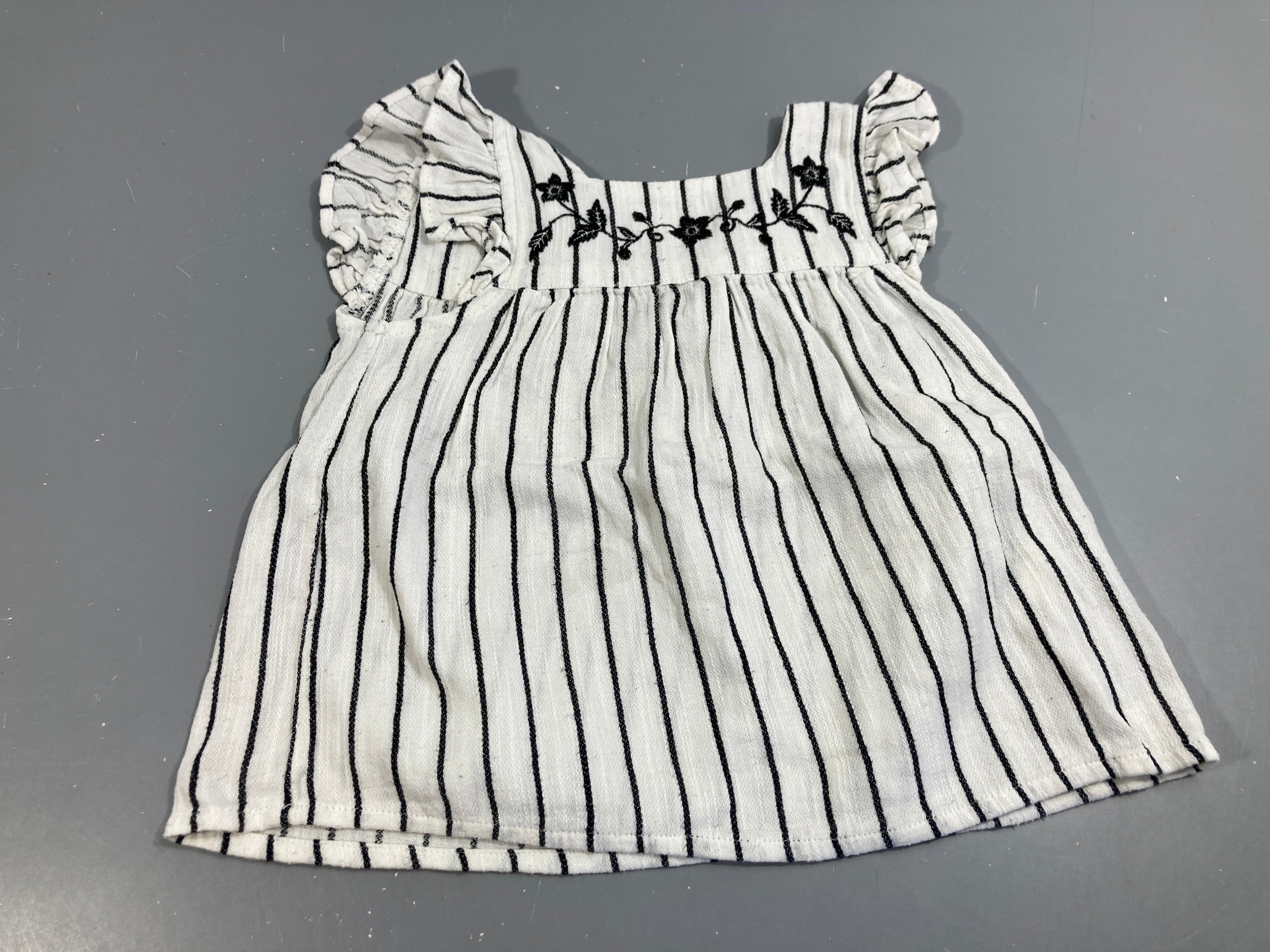 Blouse s.m lignes blanc/noir, légèrement bouloché