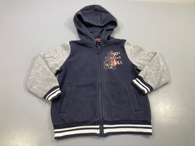 Sweat zippé à capuche bleu marine,et gris chiné  "Ride your bike"légèrement bouloché, moins cher chez Petit Kiwi