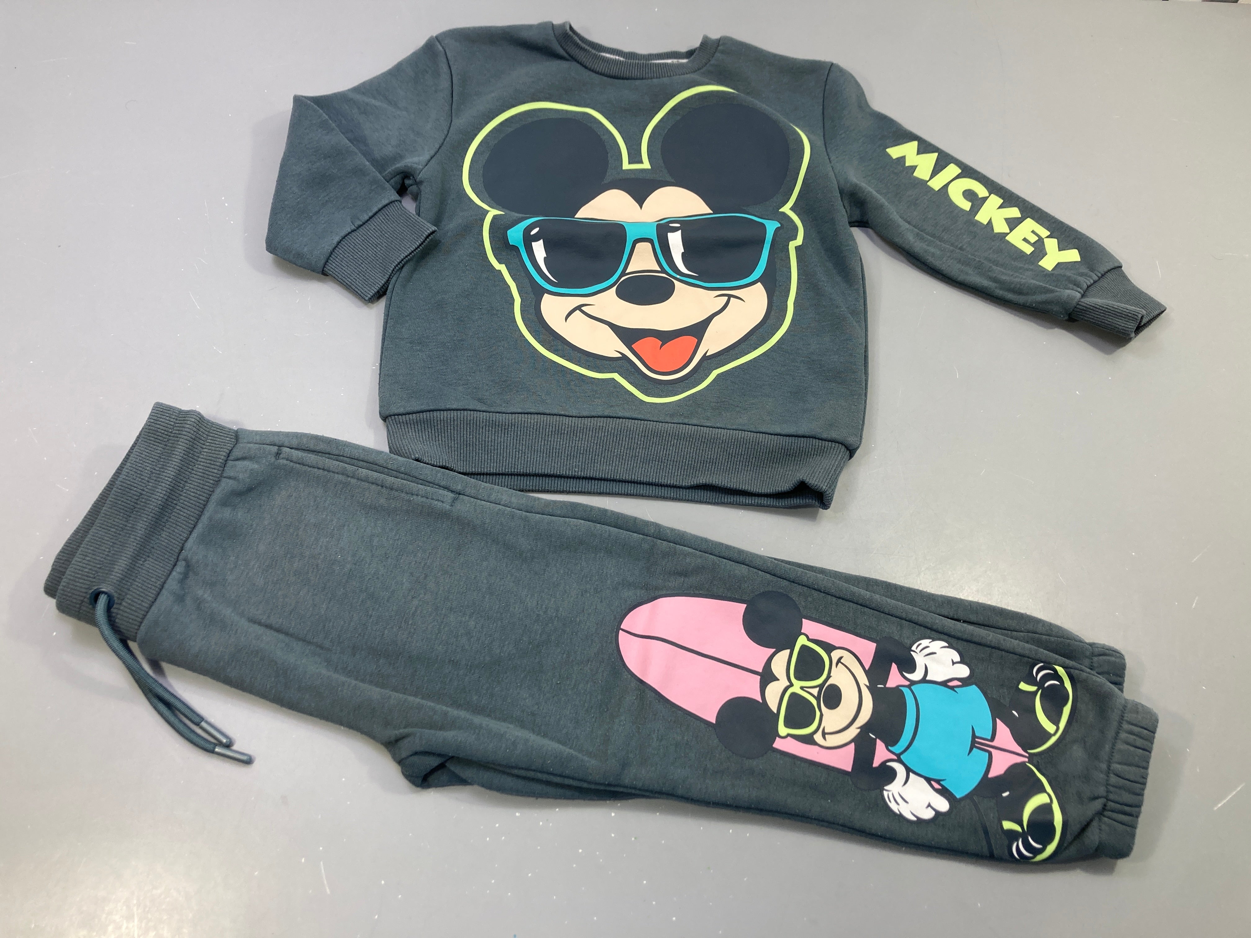 Ensemble jogging gris bleuté, mickey à la plages ,légèrement bouloché